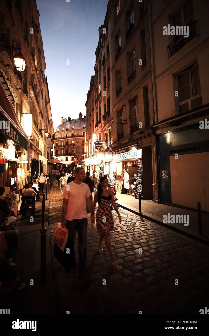 FRANKREICH / Iie-de-France/Paris/ Couperl nächtliche Spaziergänge im Quartier Latin. Stockfoto