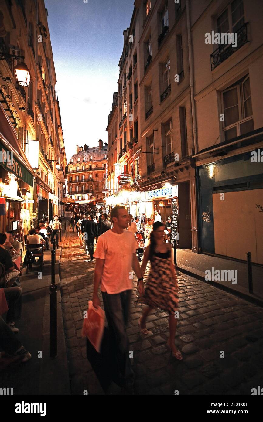 FRANKREICH / Iie-de-France/Paris/ Couperl nächtliche Spaziergänge im Quartier Latin. Stockfoto