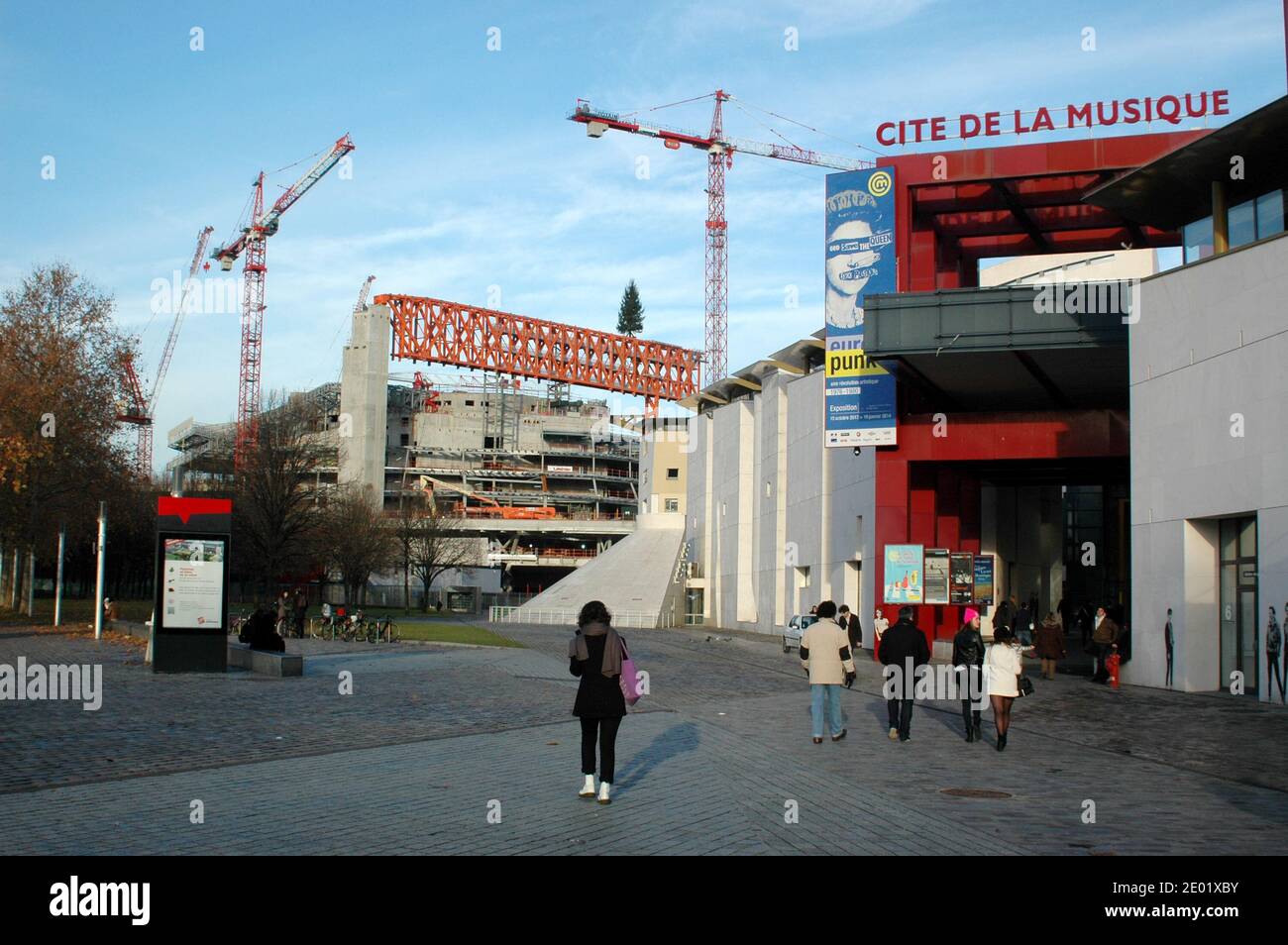 Ein Bild vom 14. Dezember 2013 zeigt die Baustelle der neuen Pariser philharmonie (Philharmonie de Paris) in der Cite de la musique in La Villette. Entworfen vom französischen Architekten Jean Nouvel, zu dessen früheren Entwürfen das Institut du Monde Arabe und das ethnographische Museum Quai Branly gehören. Er bezeichnete die Philharmonie als "das prestigeträchtigste Projekt" seiner Karriere, die neue Einrichtung, die aus einem Auditorium mit 2400 Sitzplätzen, mehreren Proberäumen, einer großen Ausstellungsfläche und einem Bildungszentrum bestehen wird. Die futuristische neue klassische Konzerthalle von Paris, das Philharmo Stockfoto