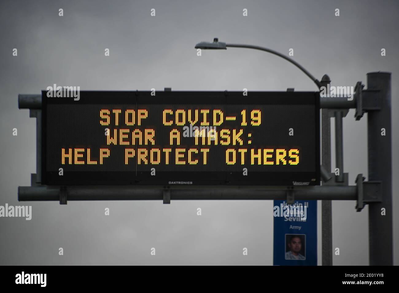 Ein Caltrans-Message Board ist mit den Worten "Stop COVID-19 Wear A Mask : Helfen Sie anderen zu schützen" inmitten der globalen Coronavirus-Pandemie am Donnerstag gesehen, De Stockfoto