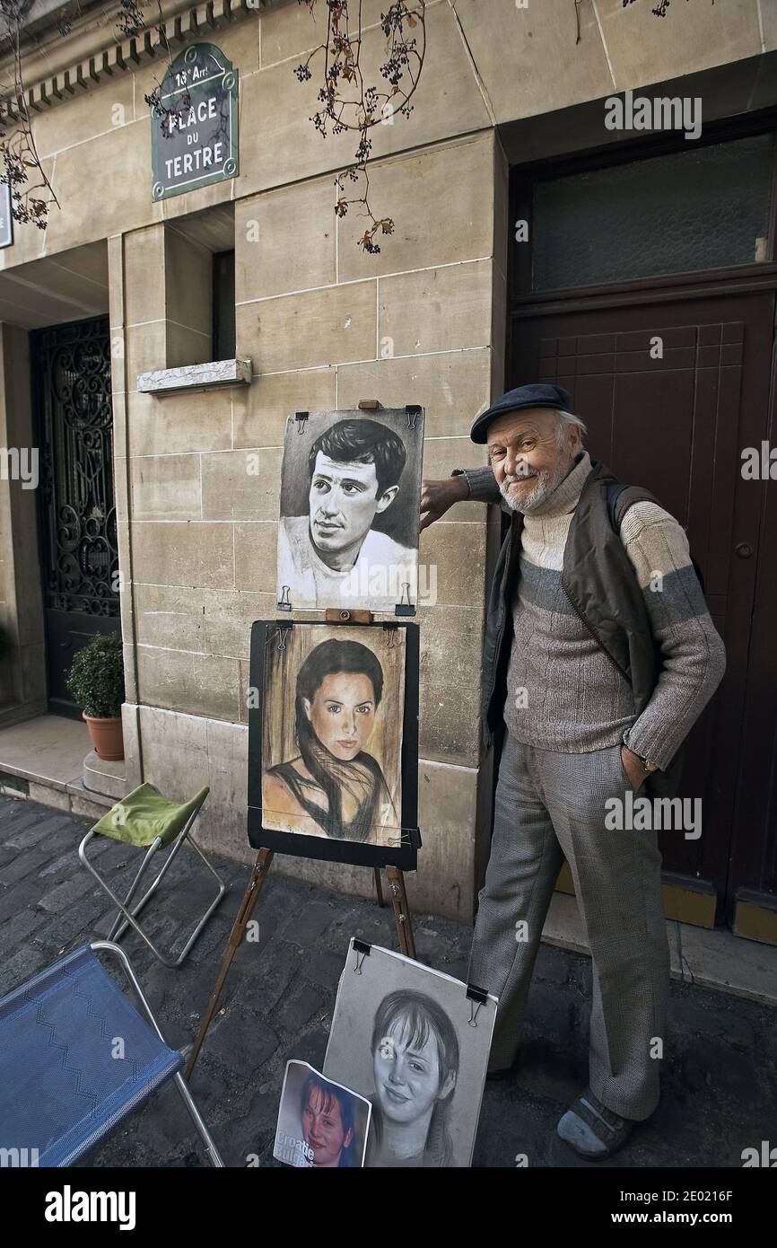 FRANKREICH / Ile de France / Paris / der Künstler und seine Gemälde über Montmartre. Stockfoto