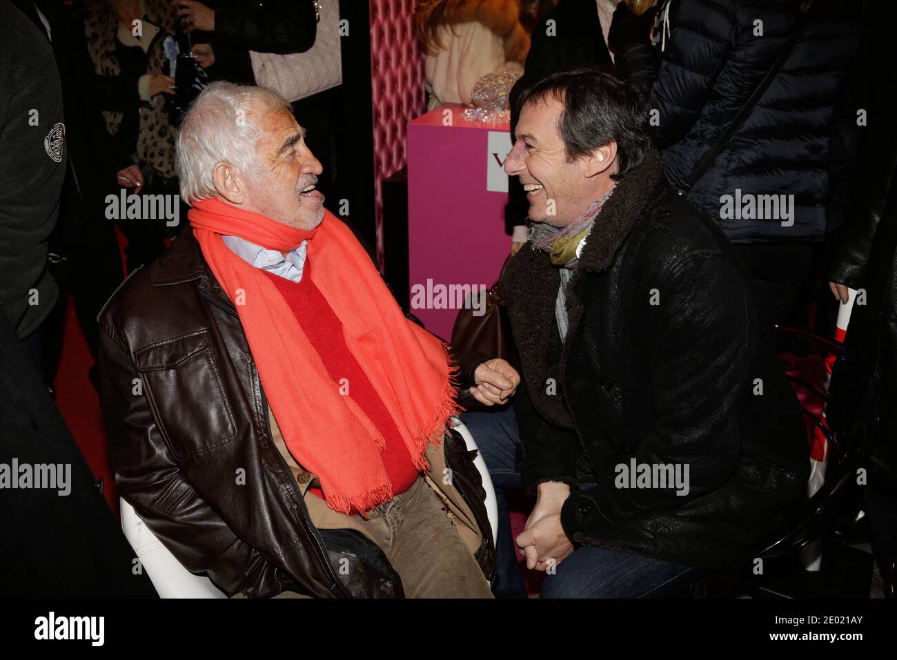 Jean-Luc Reichmann und Jean-Paul Belmondo nehmen an der Grand Palais Funfair Party Teil, die Marcel Campion am 19. Dezember 2013 in Paris veranstaltet hat. Foto von Jerome Domine/ABACAPRESS.COM Stockfoto