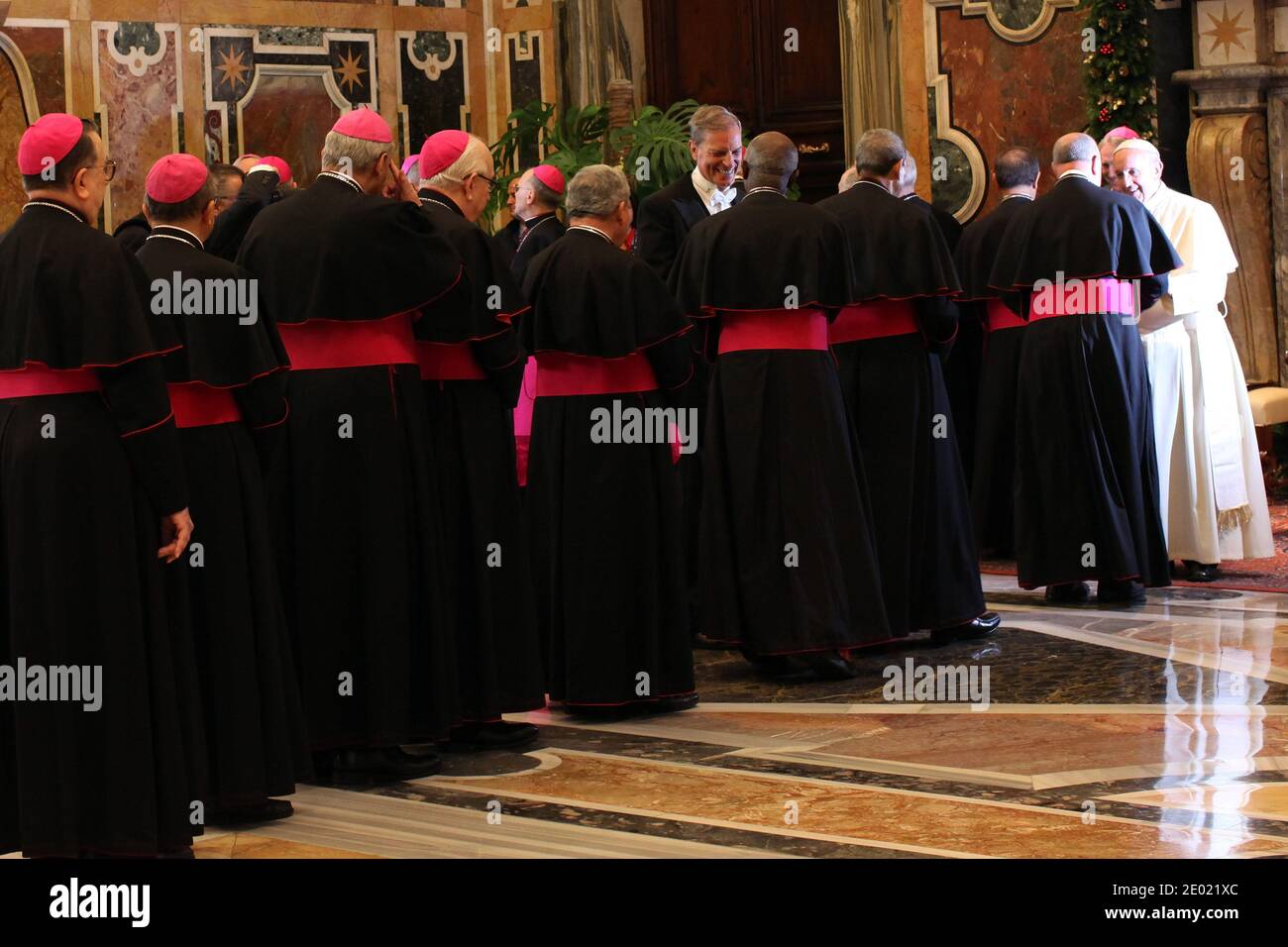 Papst Franziskus grüßt die Römische Kurie am 21. Dezember 2013 in der Clementina-Halle im Vatikan. In seiner Botschaft brachte der Papst die drei Kennzeichen eines Amtsträgers der Kurialzeit zum Ausdruck: Professionalität, Dienst und Heiligkeit des Lebens. Foto von ABACAPRESS.COM Stockfoto