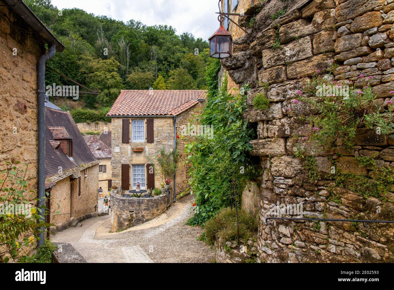 Altes Steinhaus im schönen Dorf Beynac-et-Cazenac, Dordogne Valley, Frankreich Beynac Castle Chateau de Beynac Stockfoto