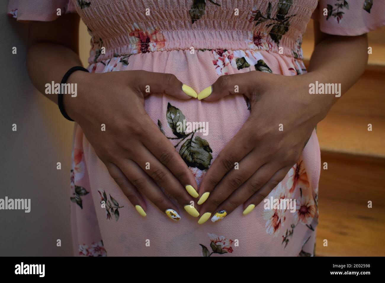 Eine werdende Mutter zeigt Liebe zu ihrem ungeborenen Baby Stockfoto
