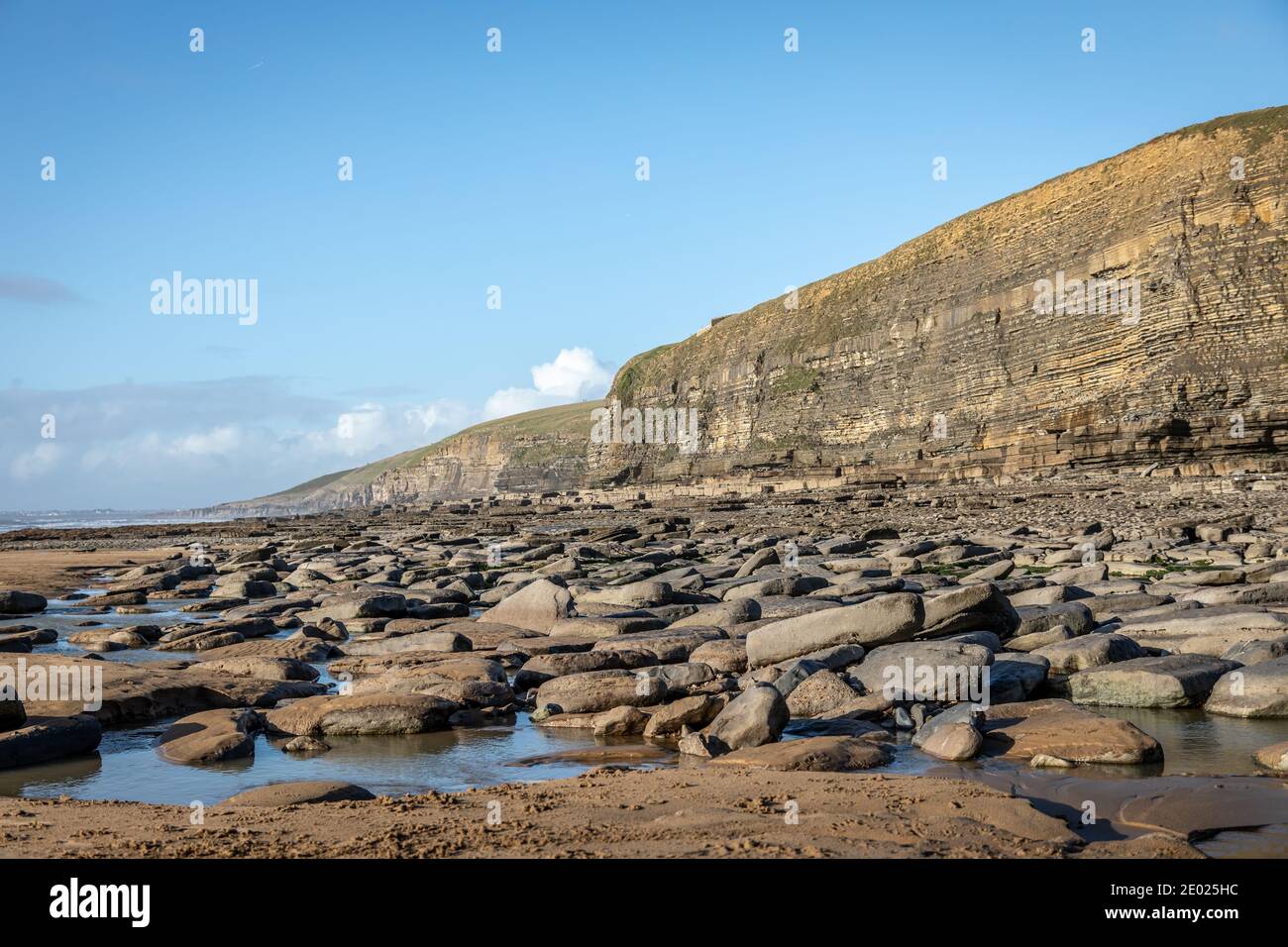 Strand und Klippen in Dunraven Bay, South Glamorgan, Wales, Großbritannien Stockfoto