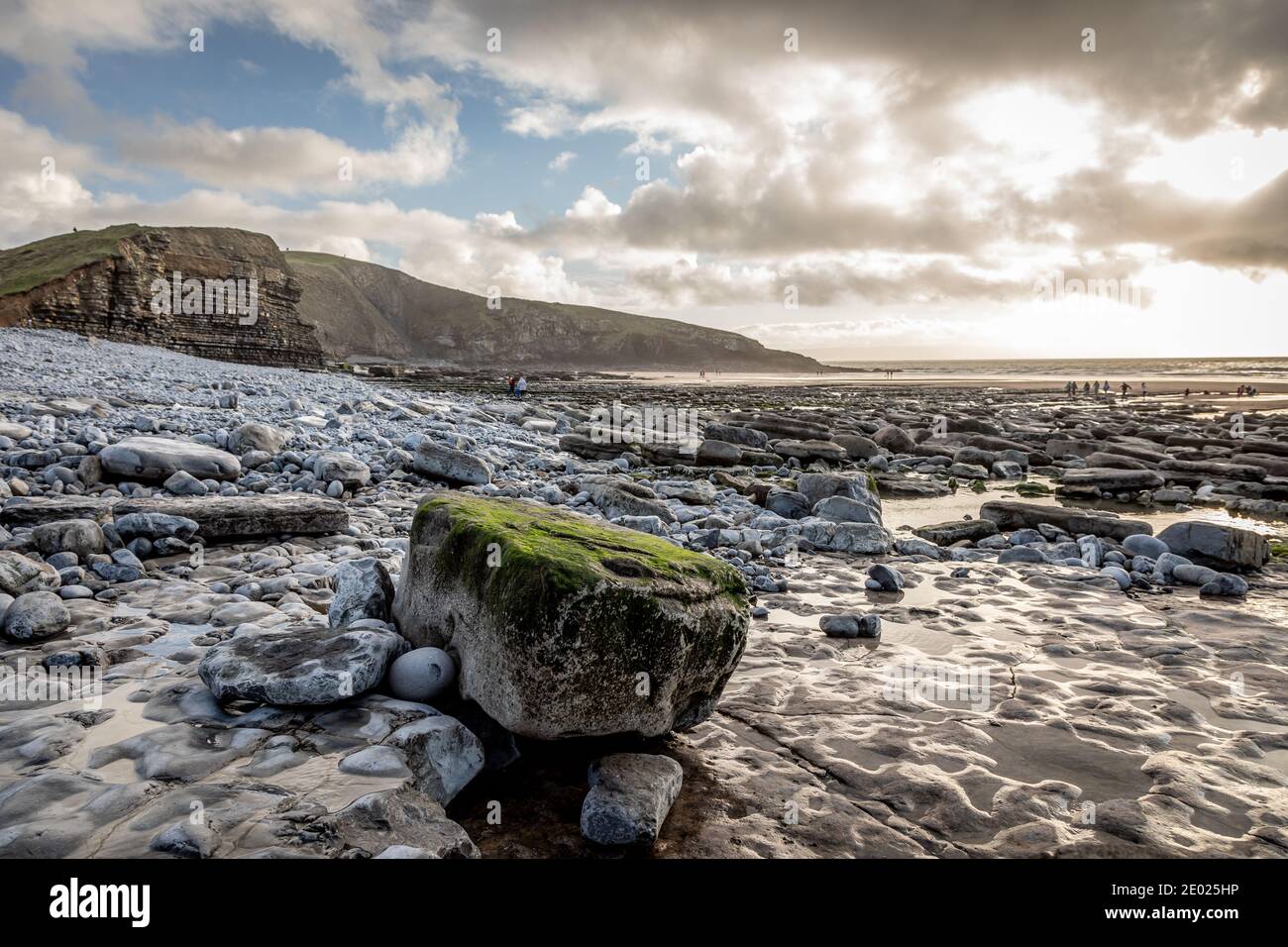 Strand und Klippen in Dunraven Bay, South Glamorgan, Wales, Großbritannien Stockfoto