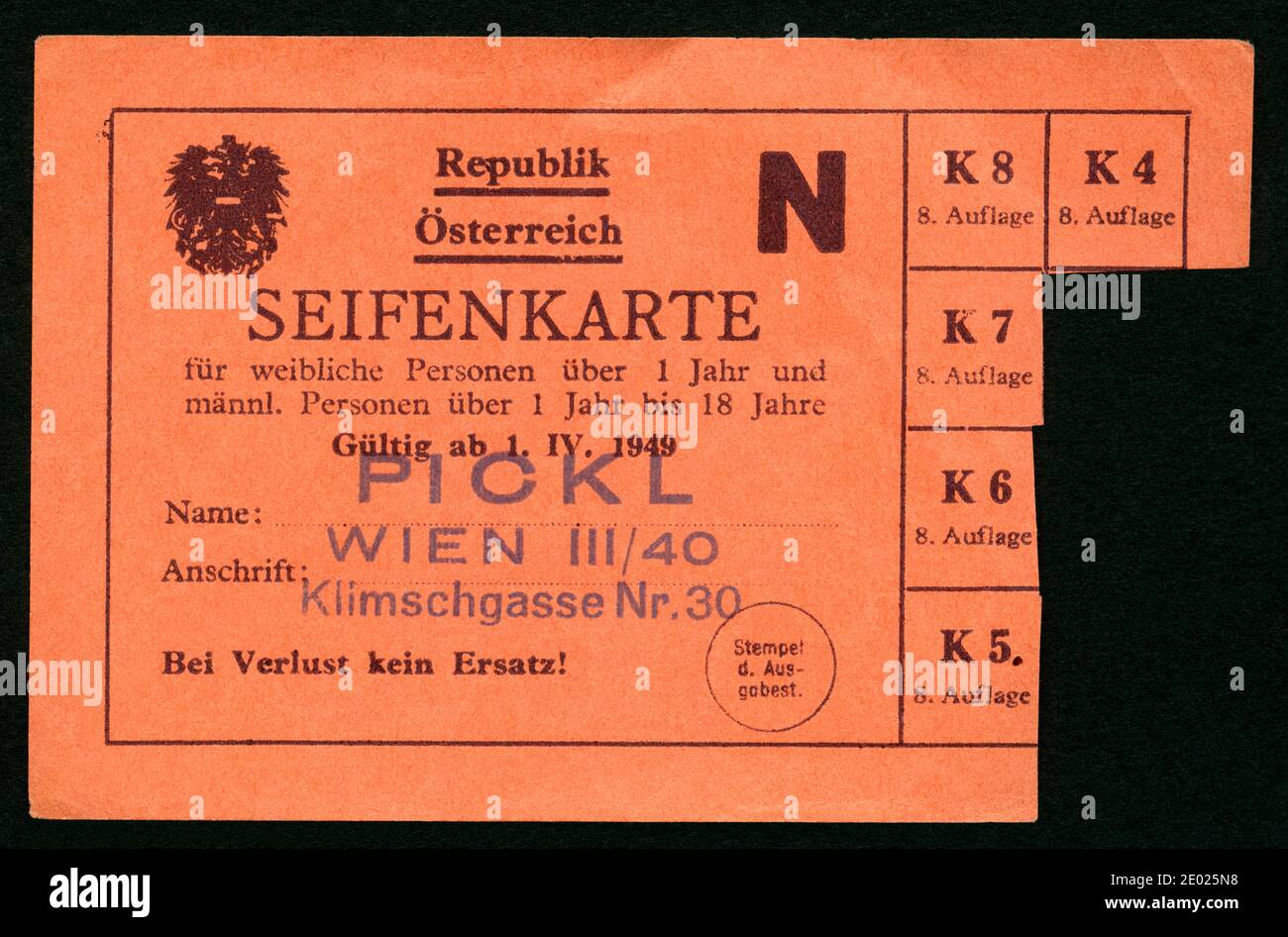 Europa, Österreich, Wien, Rationierungskarte für Seife ( Seifenkarte ) für weibliche Personen über 1 Jahr und jährliche Personen über 1 Jahr bis 18 Jahre , gültig ab 1. 4. 1949, Größe: 11,8 cm x 7 cm, Rechte werden nicht vertreten. / Europa, Österreich, Wien, Rationsstempel für Seife für weibliche Personen ab 1 Jahr und männliche Personen ab 1 Jahr bis 18 Jahre, gültig ab 1. 04. 1949, Größe: 11,8 cm x 7 cm, gibt es keine Rechte. Stockfoto