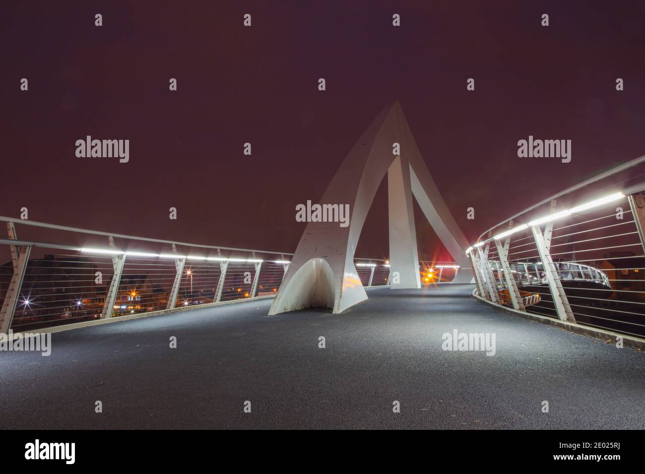 Quiggly Brücke bei Nacht über den Fluss Clyde in Glasgow, Schottland Stockfoto