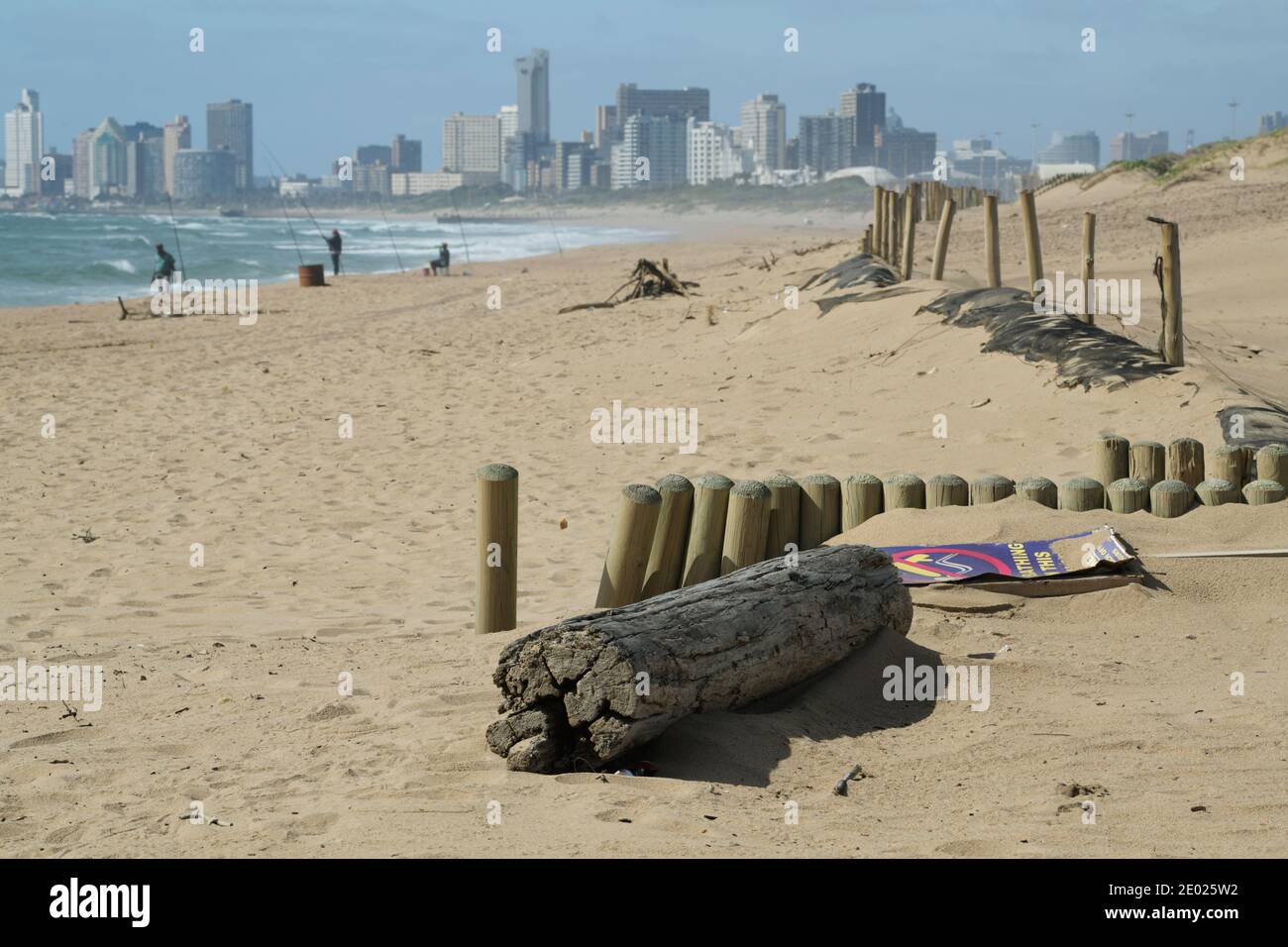 Landschaft, städtischer Verfall, vernachlässigte Infrastruktur, Strandmanagement, Durban, KwaZulu-Natal, Südafrika, Holzbalken und Dinge auf Sand, Verwitterung Stockfoto