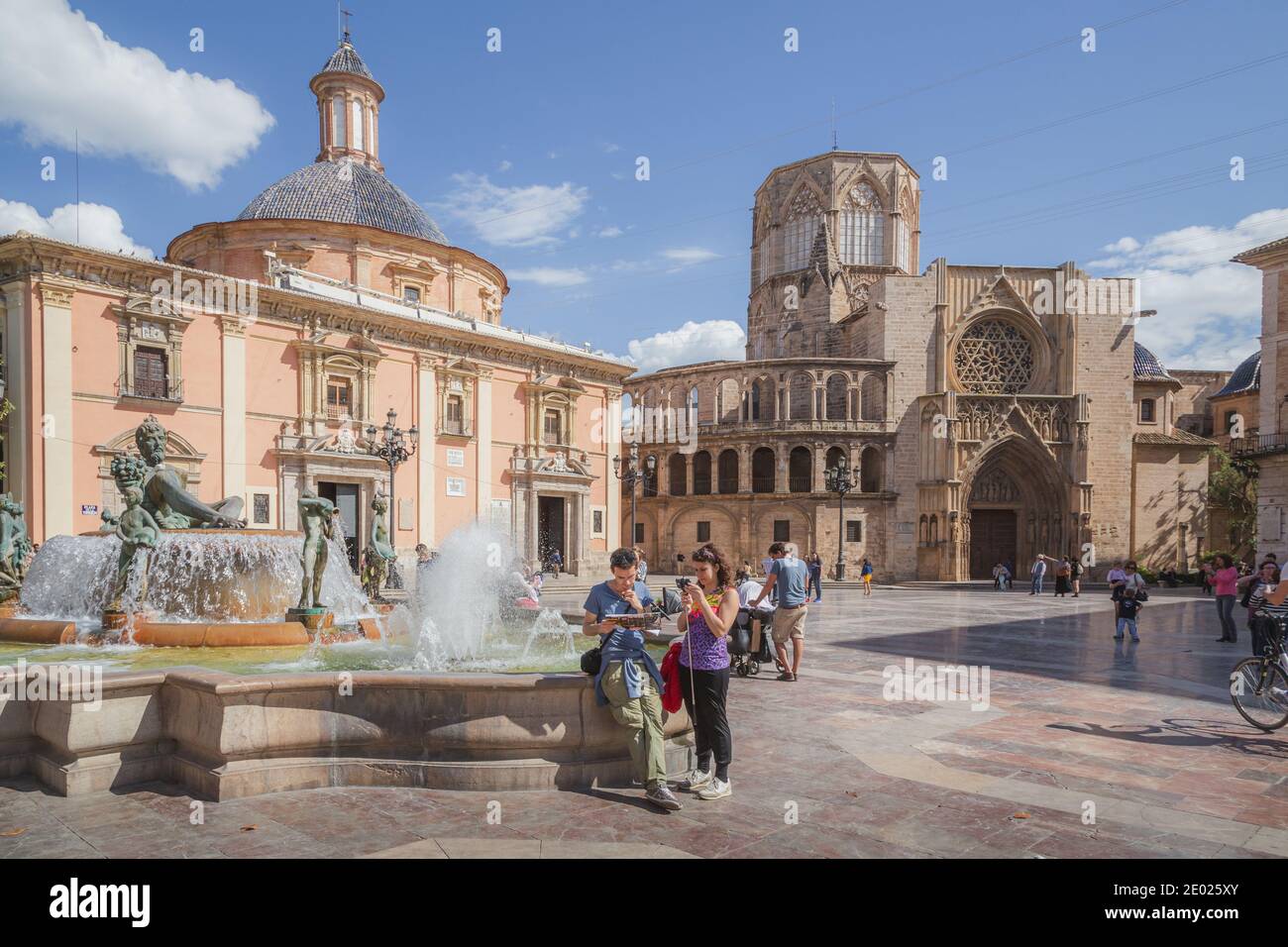 Valencia, Spanien - April 16 2015: Touristen sehen sich eine Karte an und genießen einen sonnigen Tag auf der Plaza de la Virgen, dem historischen Hauptplatz von Valencia, Spanien Stockfoto
