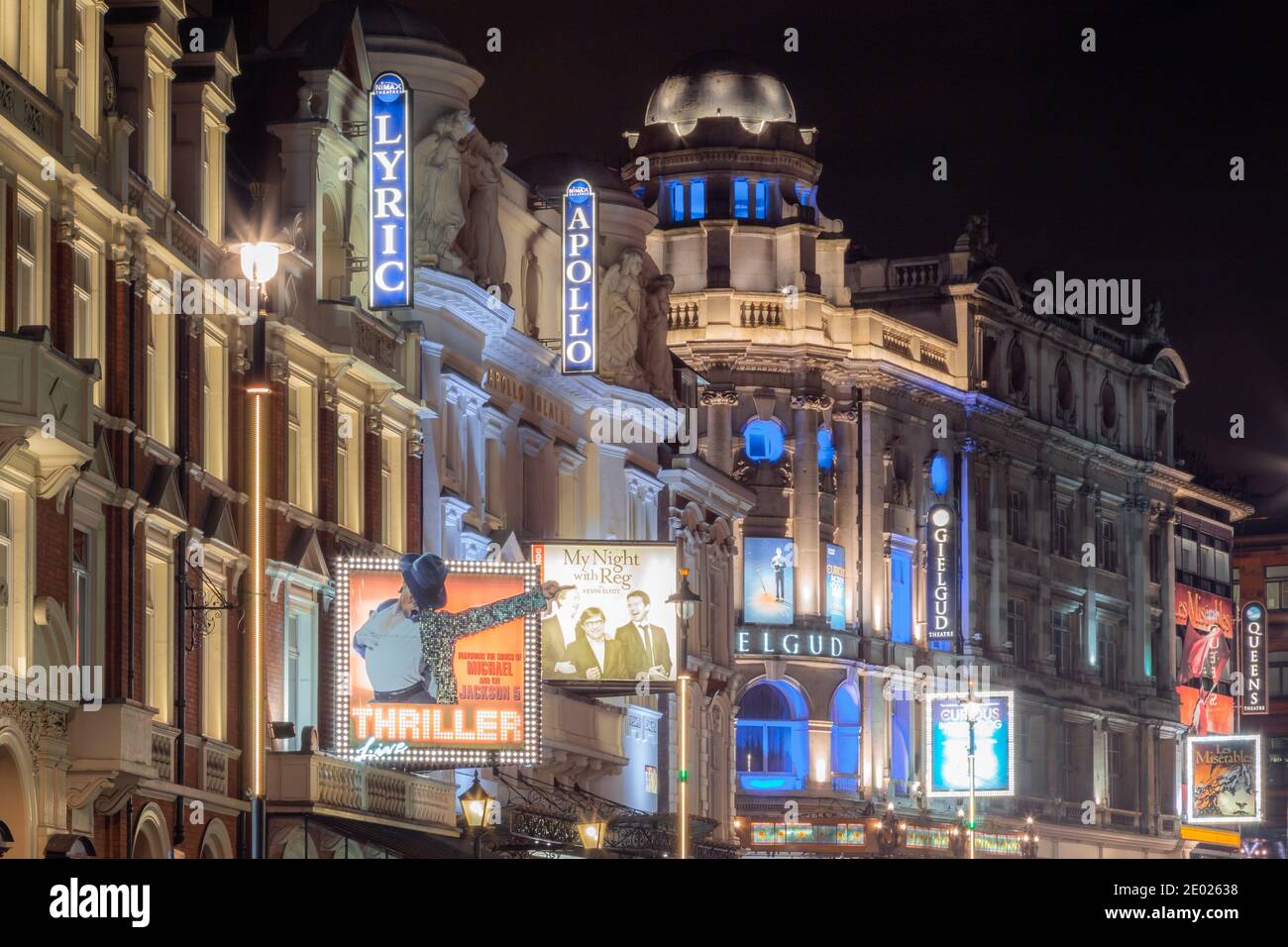 London, Großbritannien - 8. März 2015: Das Londoner West End Theaterviertel wird bei Nacht mit prominenten Theatern wie The Lyric und The Apollo lebendig Stockfoto