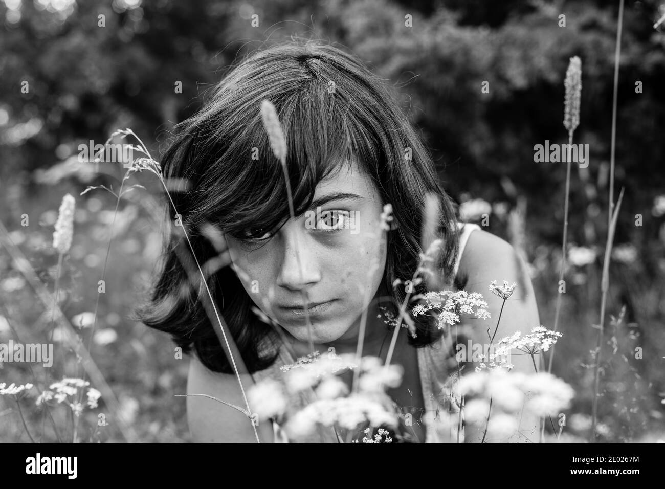 Teen Mädchen im Gras. Schwarzweiß-Foto. Stockfoto