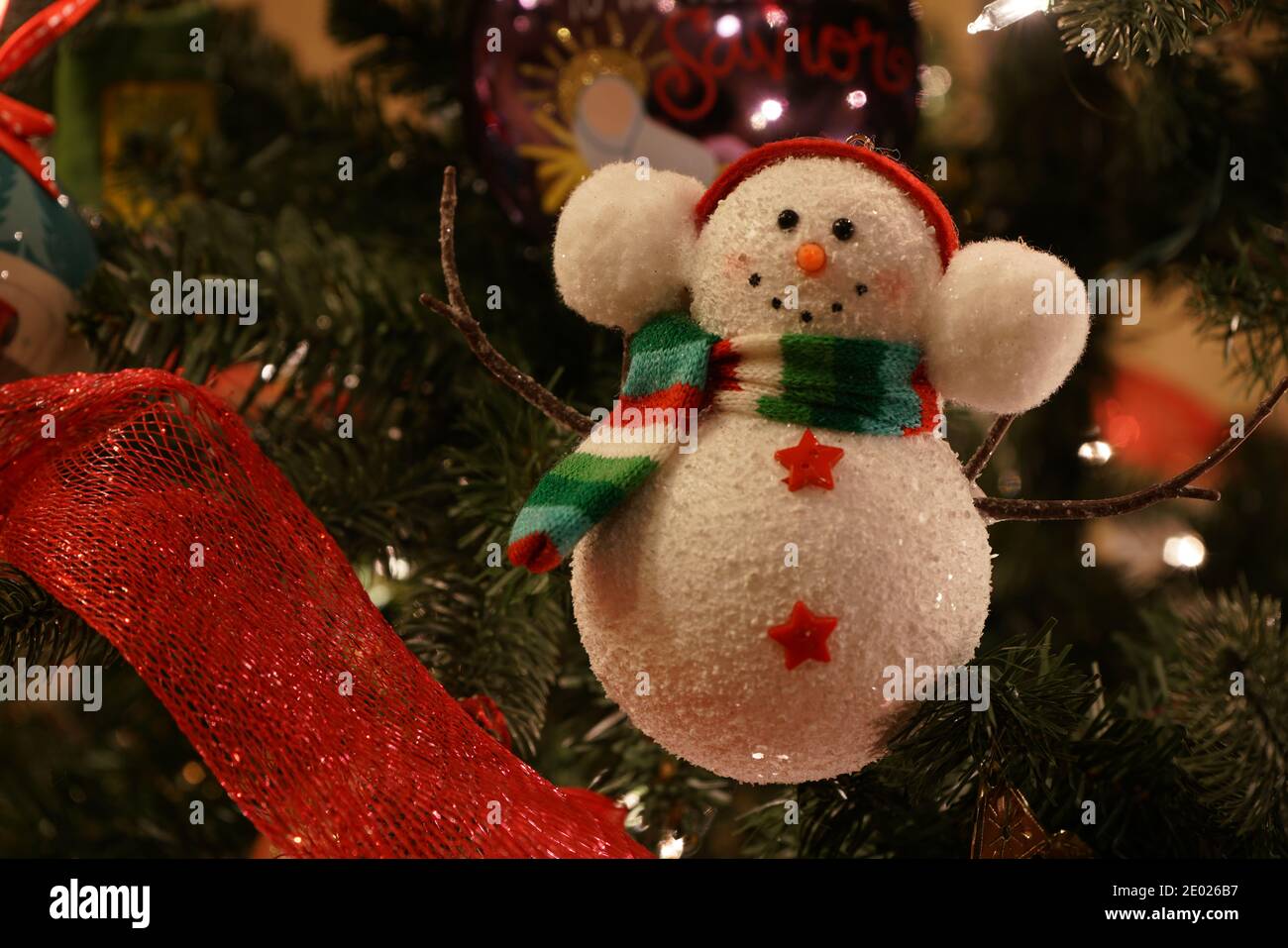 Jolly Schneemann Ornament auf einem Weihnachtsbaum Stockfoto