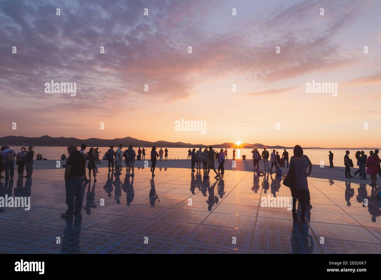 Zadar, Kroatien - 3. Oktober 2014: Touristen und Familien kommen zusammen, um den Sonnenuntergang am Monument to the Sun zu genießen, einer modernen Solaranlage, die von entworfen wurde Stockfoto