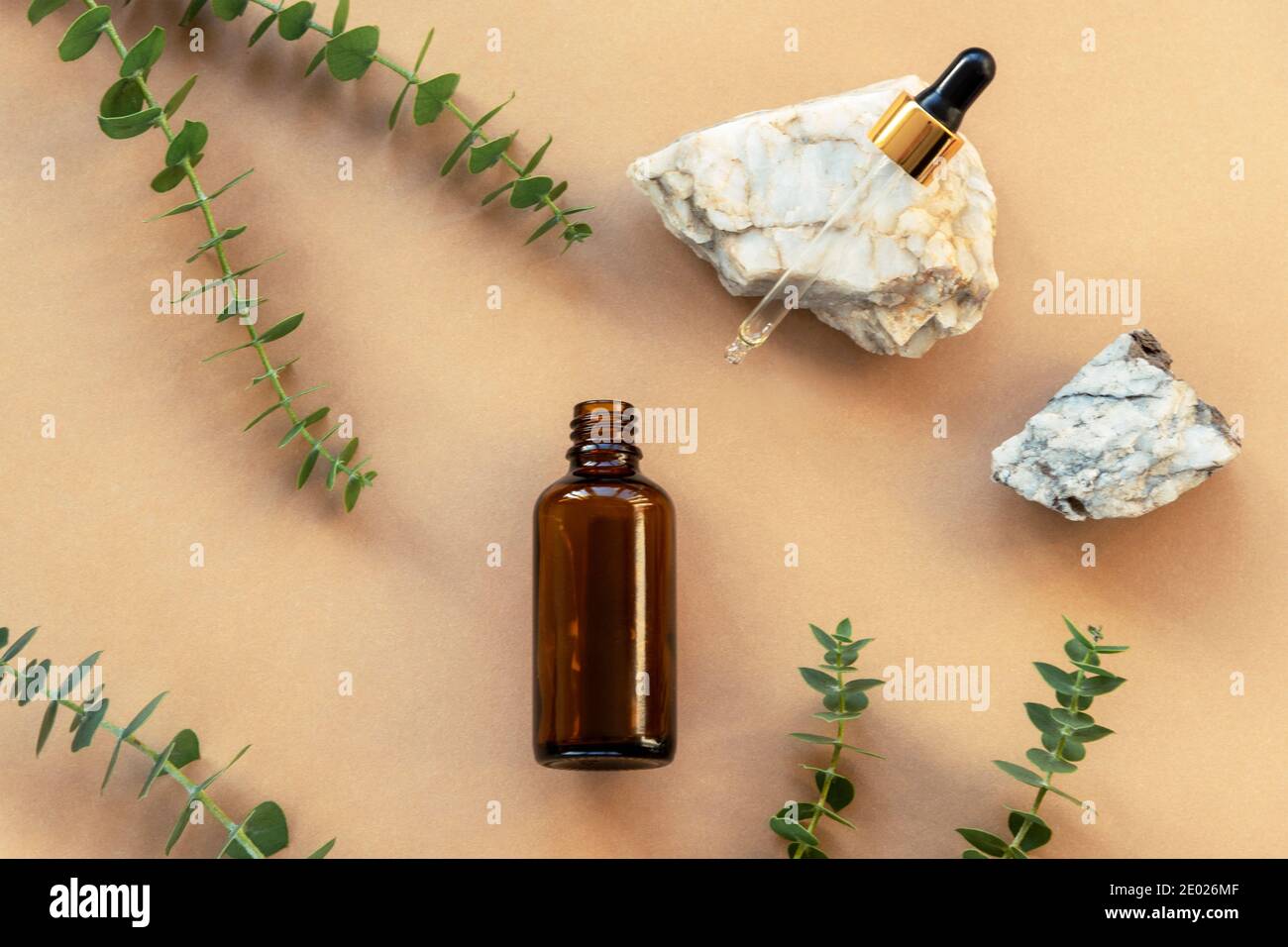 Natürliche Bio-Kosmetik. Schwarze Glasflasche mit kosmetischem Öl mit Tropf. Aromatherapie und Home Spa Konzept. Draufsicht Stockfoto