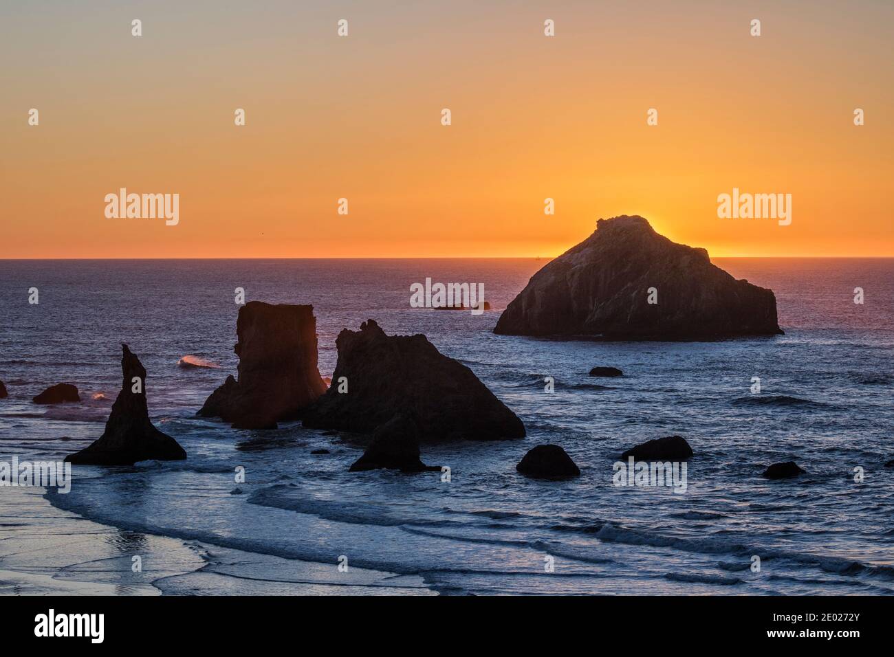 Sonnenuntergang hinter Face Rock am Coquille Point Beach, Bandon, Oregon USA Stockfoto