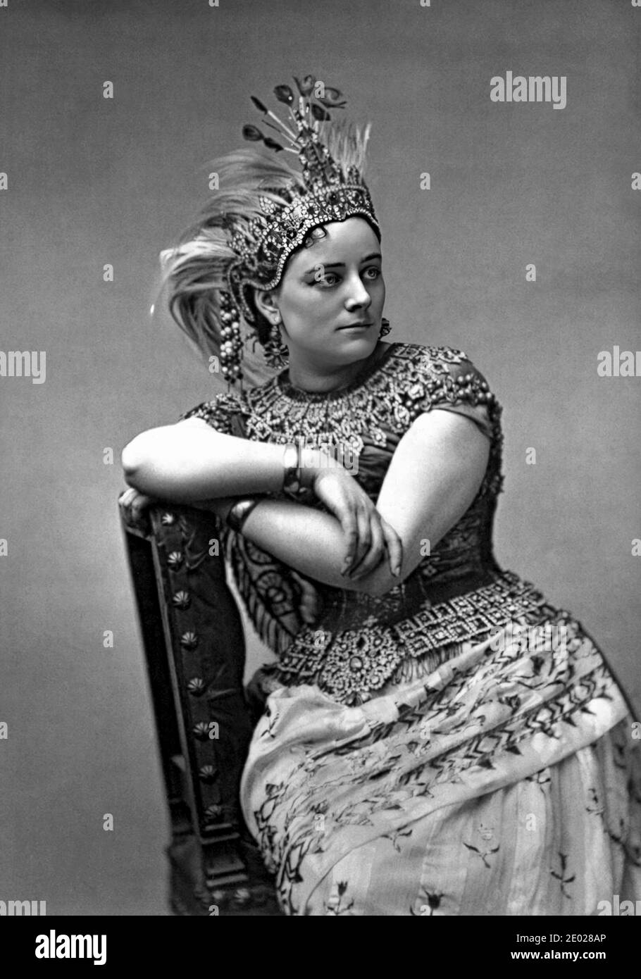 1874 ca., Paris, FRANKREICH : die Opernsängerin Julia HISSON ( 1849 - 1876 ) in der Rolle der Selika in L'AFRICAINE von Meyerbeer . Foto von Pierre Petit ( 1831 - 1909 ), Paris . Der Sänger starb sehr jung nur im Alter von 27 am Rande des Ruhmes nach dem großen Erfolg in TROVATORE (als Leonorae, 1868 und 1873) von Giuseppe Verdi, DON JUAN (als Donna Anna) von Mozart und L'AFRICANE von Meyerbeer. War die erste Athénais in EROSTRATUS von Ernest Reyer auf pariser prémiére im oktober 1871 .- CANTANTE LIRICA - OPERA - MUSICA CLASSICA - classical - Portrait - ritratto - OPERA LIRICA - classica - c Stockfoto