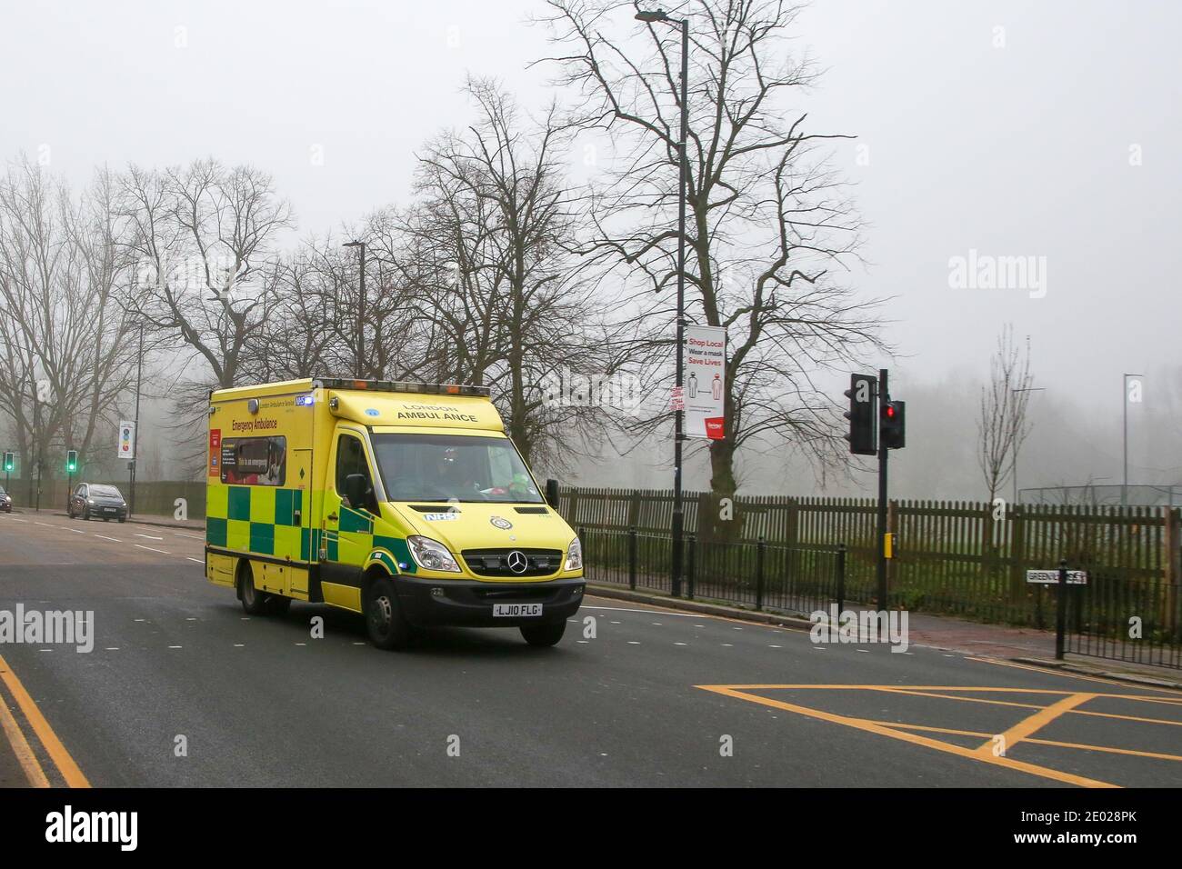 London, Großbritannien. Dezember 2020. Ein Krankenwagen reist in London an einem nebligen Morgen, da viele Teile des Vereinigten Königreichs jetzt in Tier 4 COVID-19-Beschränkungen sind.das Vereinigte Königreich hat seinen höchsten täglichen Anstieg der Coronavirus-Fälle seit Beginn der Pandemie mit 41,385 positiven Tests verzeichnet. Premierminister Boris Johnson hat eine nationale Sperre im neuen Jahr nicht ausgeschlossen. Kredit: SOPA Images Limited/Alamy Live Nachrichten Stockfoto