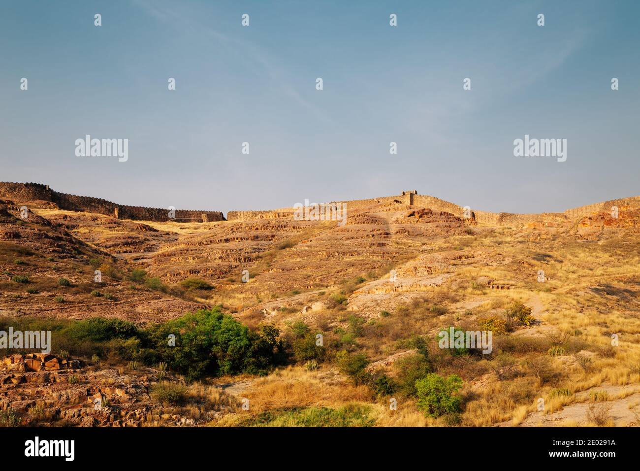 Festungsmauer auf dem Hügel in Jodhpur, Indien Stockfoto