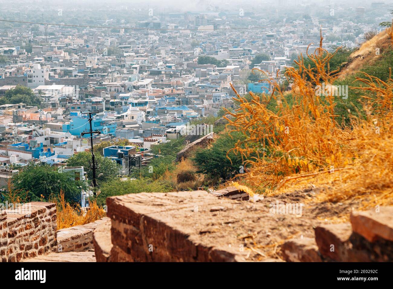 Panoramablick auf die blaue Stadt Jodhpur von Mehrangarh Fort Straße In Indien Stockfoto