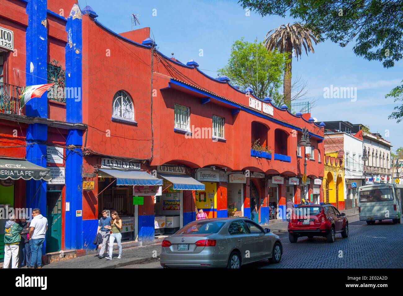 Historische Gebäude auf Parque Centenario und Felipe Carrillo Puerto Street im historischen Zentrum von Coyoacan, Mexiko-Stadt CDMX, Mexiko. Stockfoto