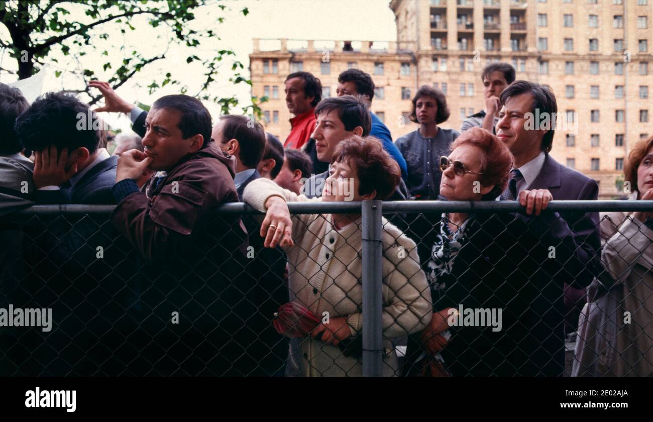 Sowjetische Bürger stehen vor der US-Botschaft in Moskau, Russland, für Visa- und Einwanderungsanträge. 21 Mai 1991. Stockfoto