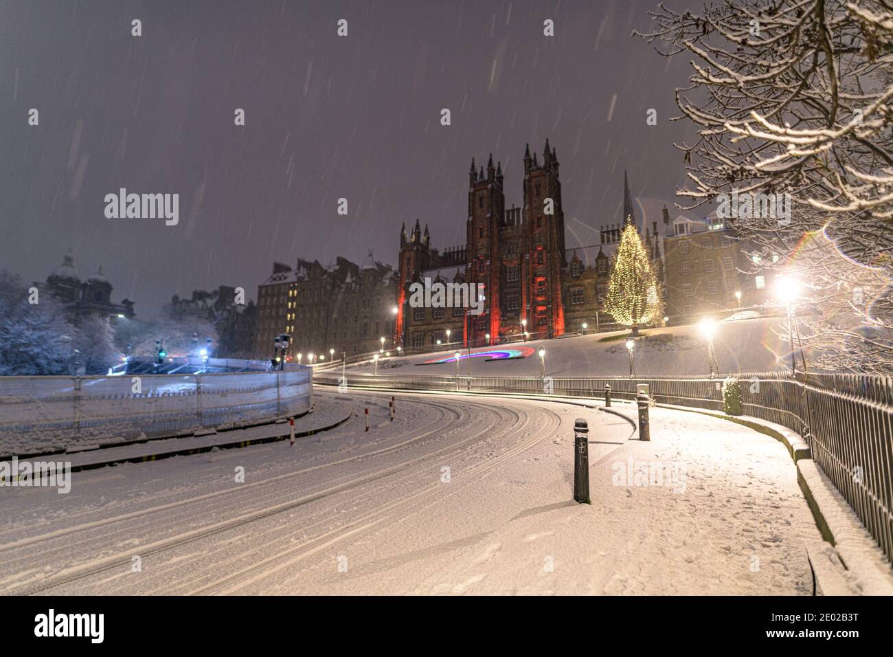 Di 29. Dezember 2020. Edinburgh, Großbritannien. Sturm Bella bedeckt die schottische Hauptstadt in den frühen Morgenstunden des Dienstag, 29. Dezember 2020. Der Blick auf den kultigen Weihnachtsbaum auf dem Hügel. Stockfoto