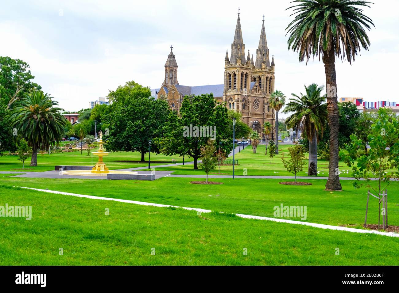 Blick über Pennington Gardens zur St. Peters Cathedral in Adelaide, Australien Stockfoto
