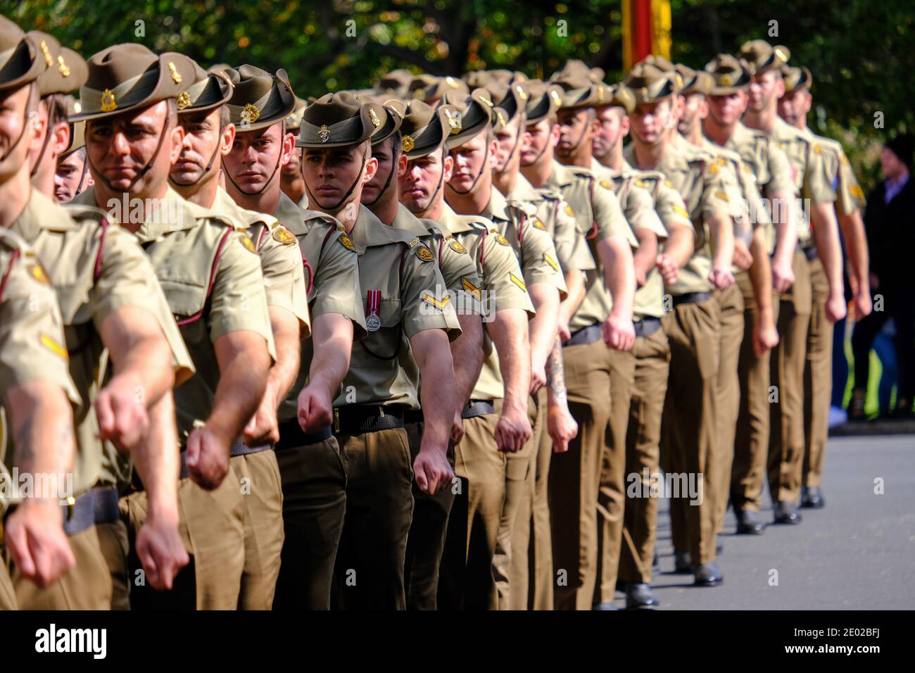 Soldaten marschieren während der gedenkfeiern zum Anzac Day in Adelaide, Australien Stockfoto