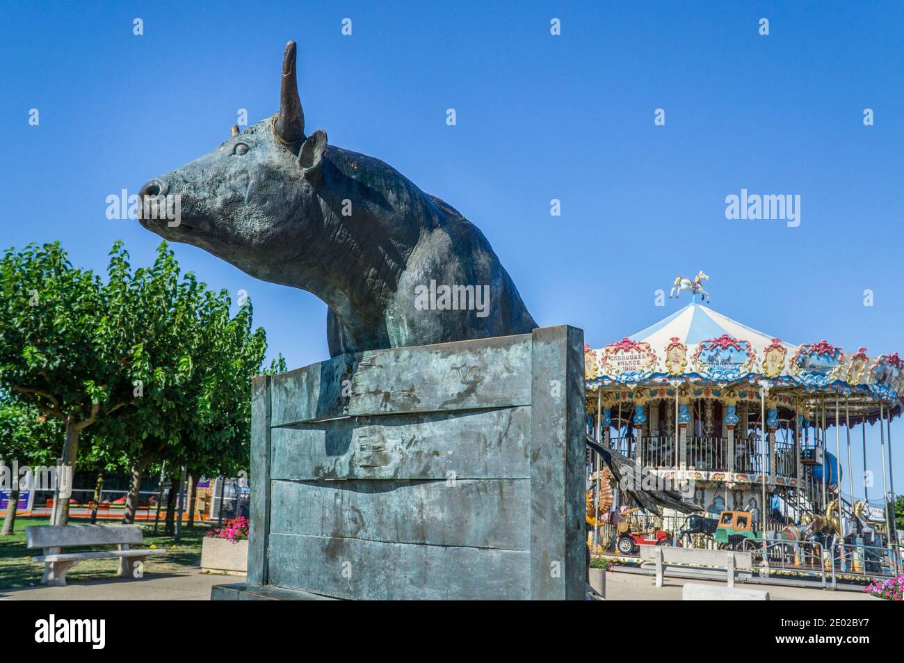 denkmal für Champion Bulle 'Vovo', der berühmt wurde für seine Wut, Stärke und Aggressivität in der Strecke Camarguaise, die Camargue-Stier Rennen in der Stockfoto