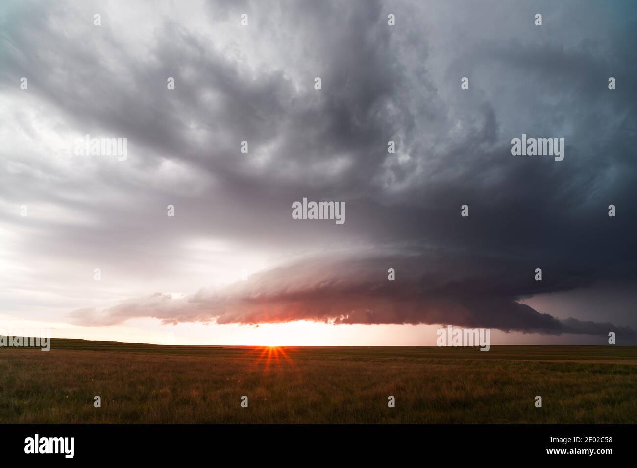 Supercell-Sturmwolken bei Sonnenuntergang in den Great Plains in der Nähe von Jetmore, Kansas Stockfoto