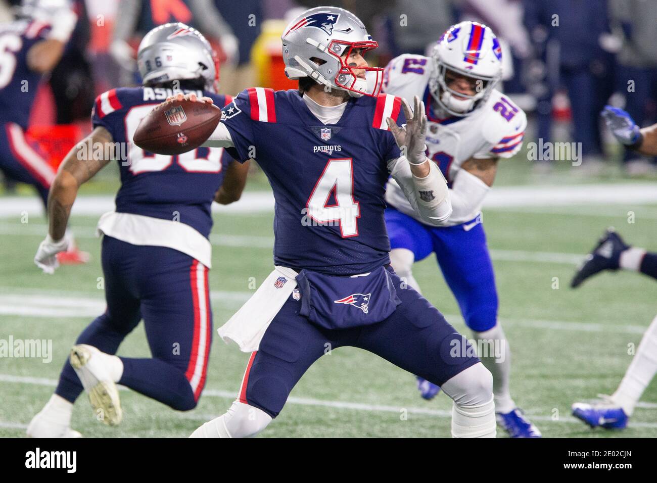 New England Patriots Quarterback Jarrett Stidham (4) wirft einen Pass im dritten Quartal gegen die Buffalo Bills im Gillette Stadium in Foxborough, Massachusetts am Montag, 28. Dezember 2020. Die Gesetzesvorlagen besiegten die Patrioten 38-9. Foto von Matthew Healey/UPI Stockfoto