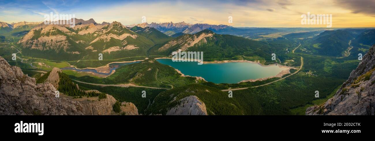 Panoramablick auf den Barrier Lake vom Baldy Peak, Kananaskis, Alberta Stockfoto