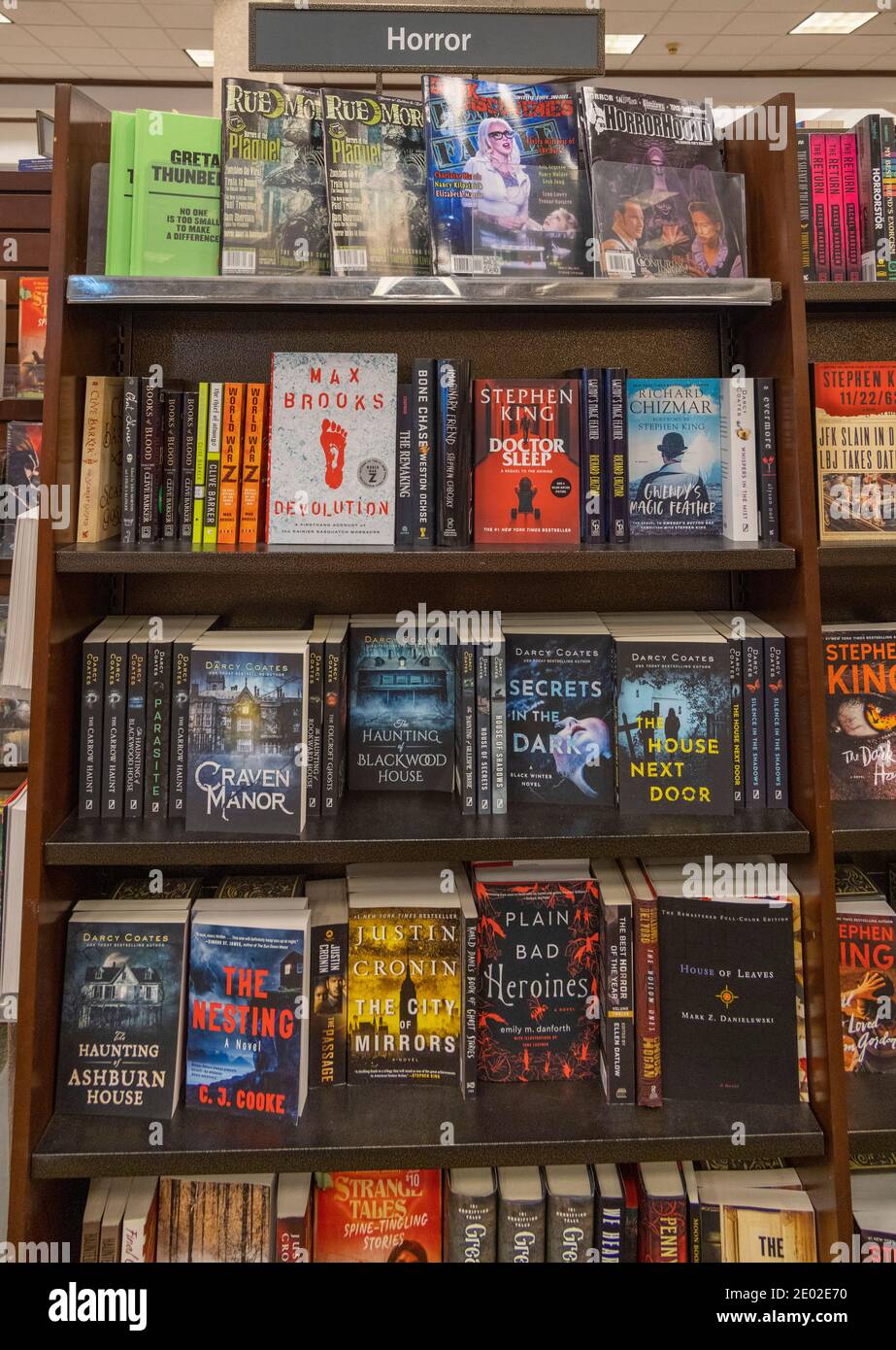 Horrorbücher im Regal, Barnes and Noble, USA Stockfoto