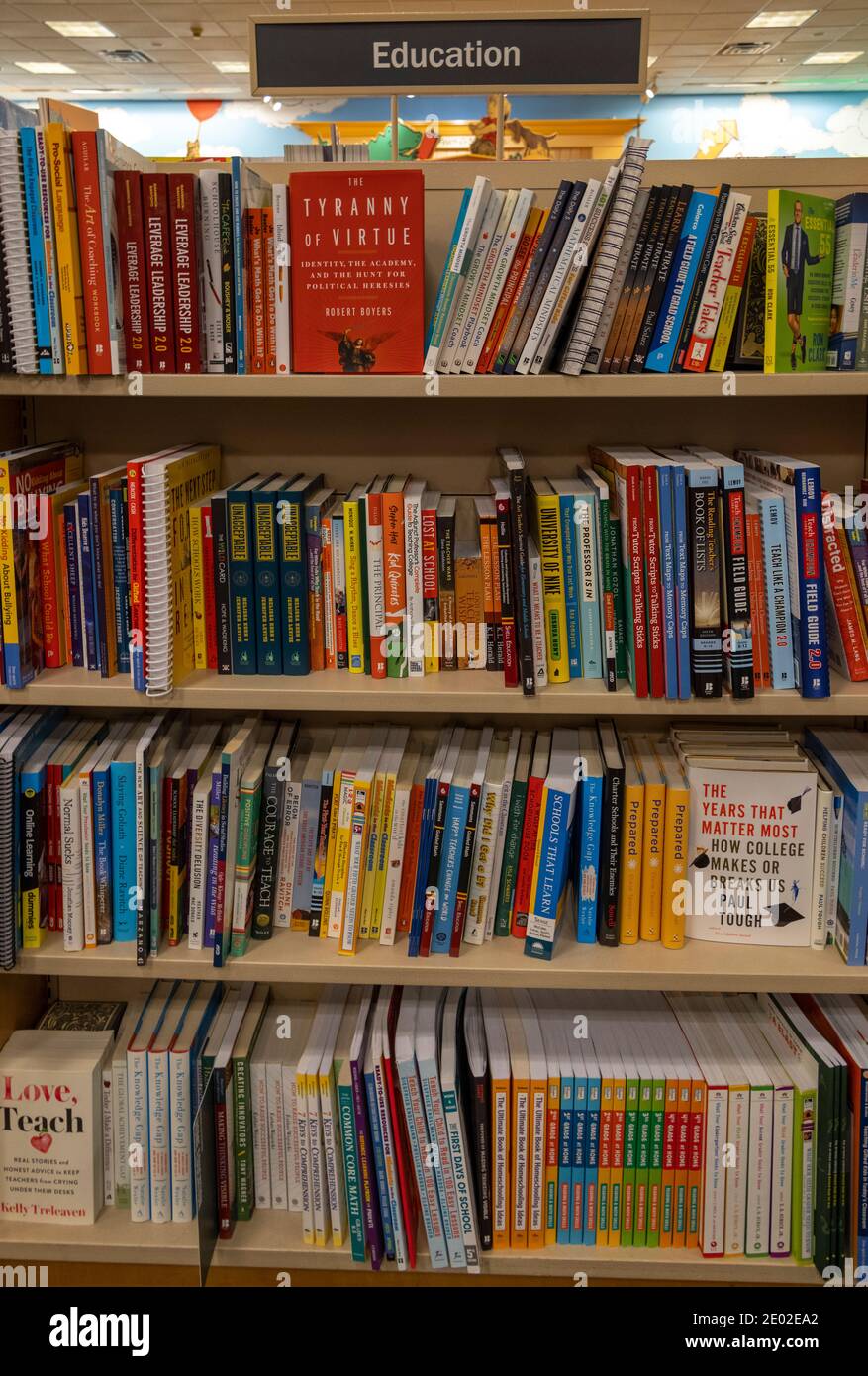 Schulbücher in Regalen, Barnes and Noble, USA Stockfoto