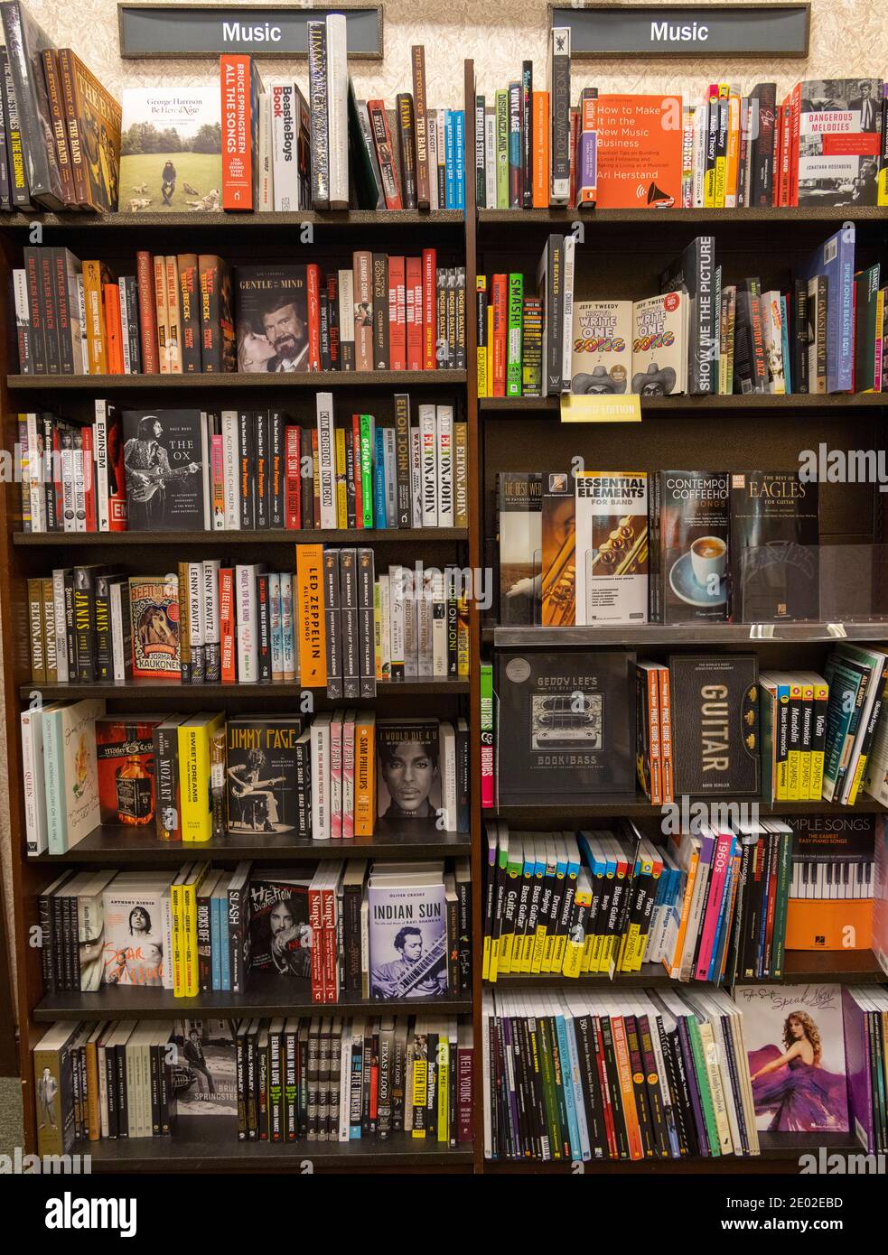 Musikbücher im Regal, Barnes and Noble, USA Stockfoto