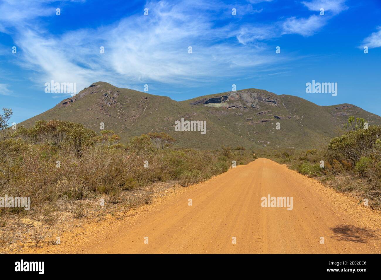 Sandige Schotterstraße im Stirling Range National Park in Westaustralien Stockfoto