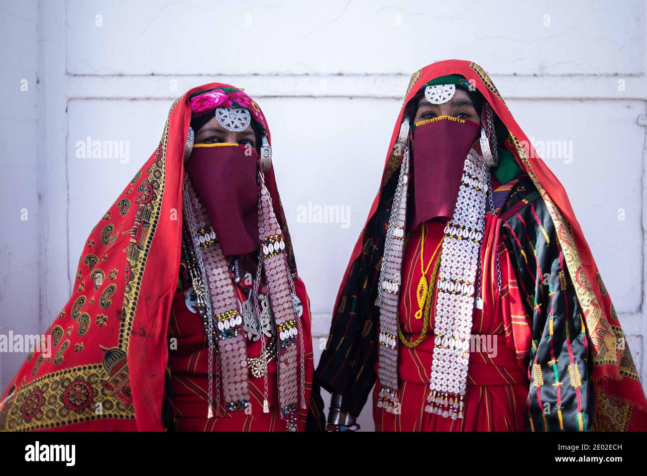 Tripolis. Dezember 2020. Frauen in libyscher Tracht posieren für Fotos auf der Tripoli International Fair in Tripoli, Libyen am 28. Dezember 2020. Kulturelle Aktivitäten wie Buchmesse, Kunstmesse, Fotomesse und traditionelle Messe sind für die Öffentlichkeit kostenlos und dauern bis zum 30. Dezember. Quelle: Nada Harib/Xinhua/Alamy Live News Stockfoto