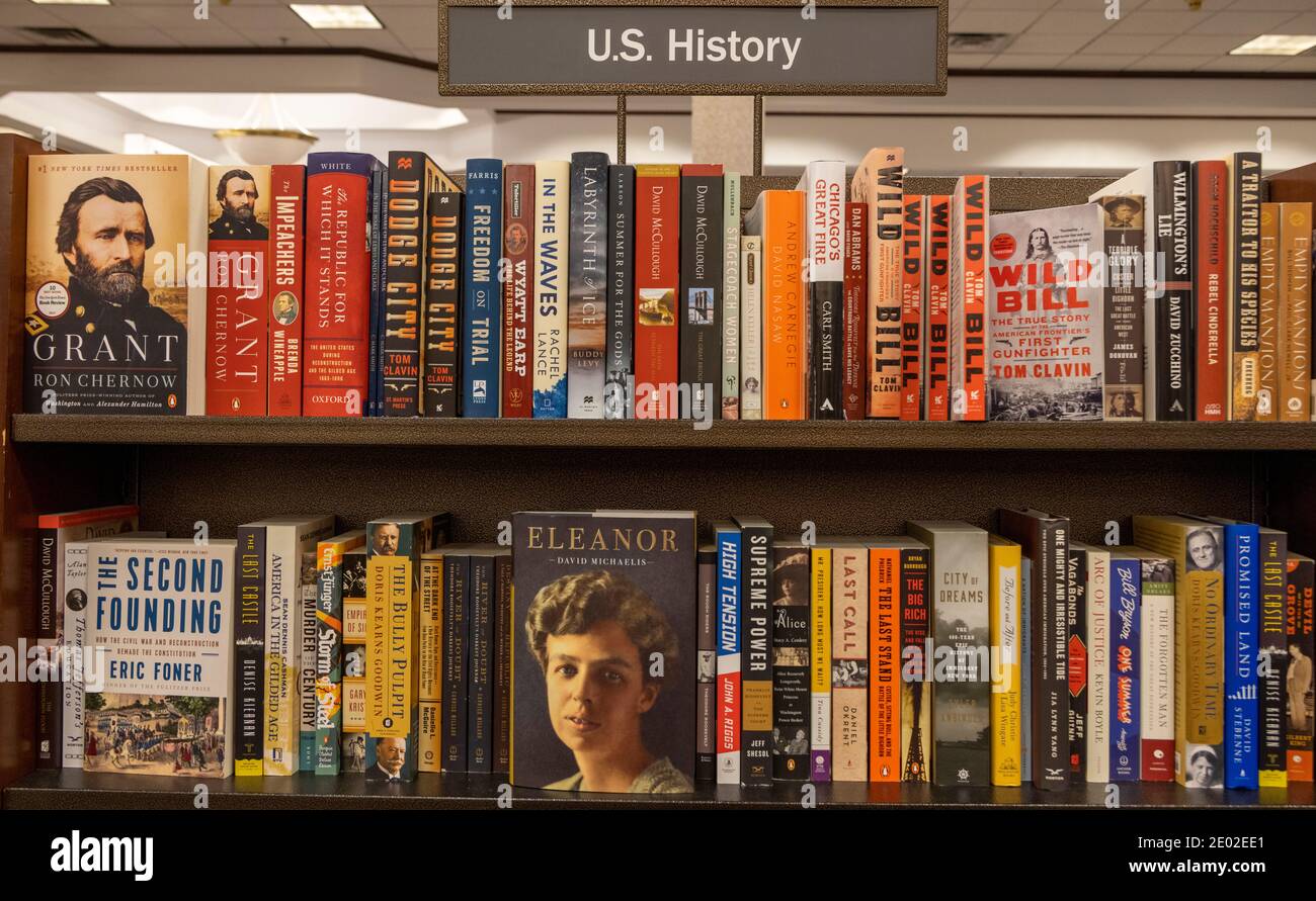 US-Geschichtsbücher im Regal, Barnes and Noble, USA Stockfoto