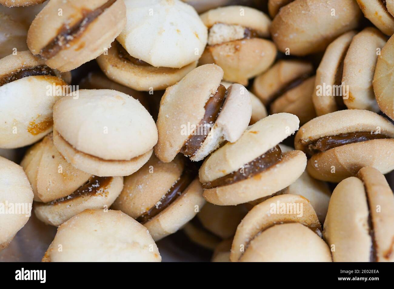 Nahaufnahme von köstlichen Schokoladenkeksen Hintergrund. Direkt aus dem Ofen, frisch gebacken. Stockfoto