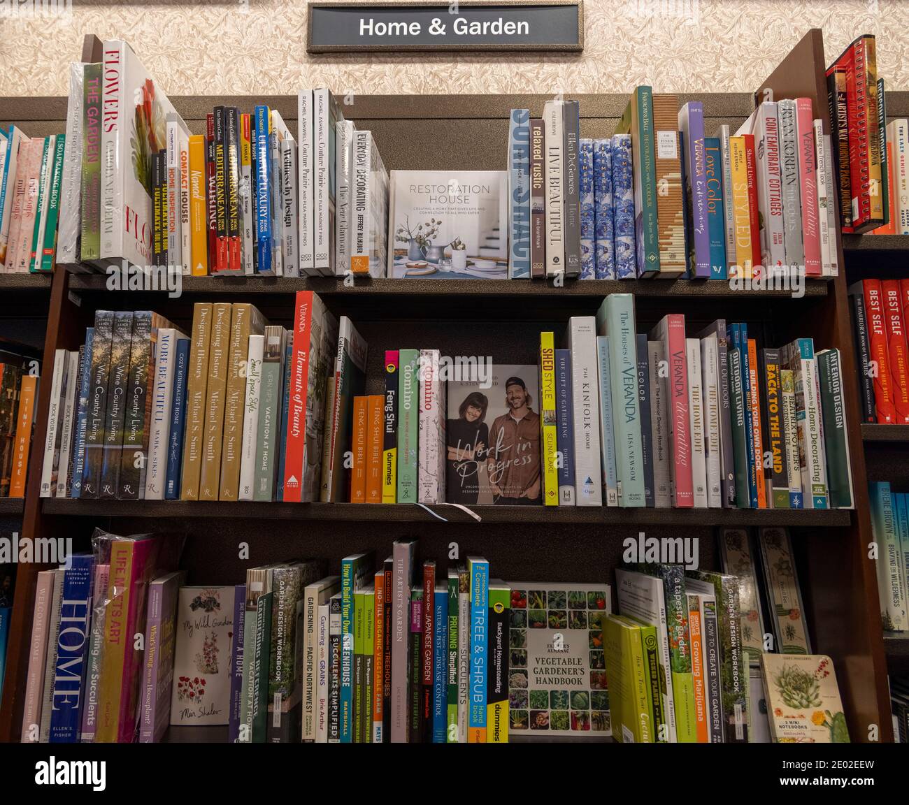 Haus- und Gartenbücher in Regalen, Barnes and Noble, USA Stockfoto