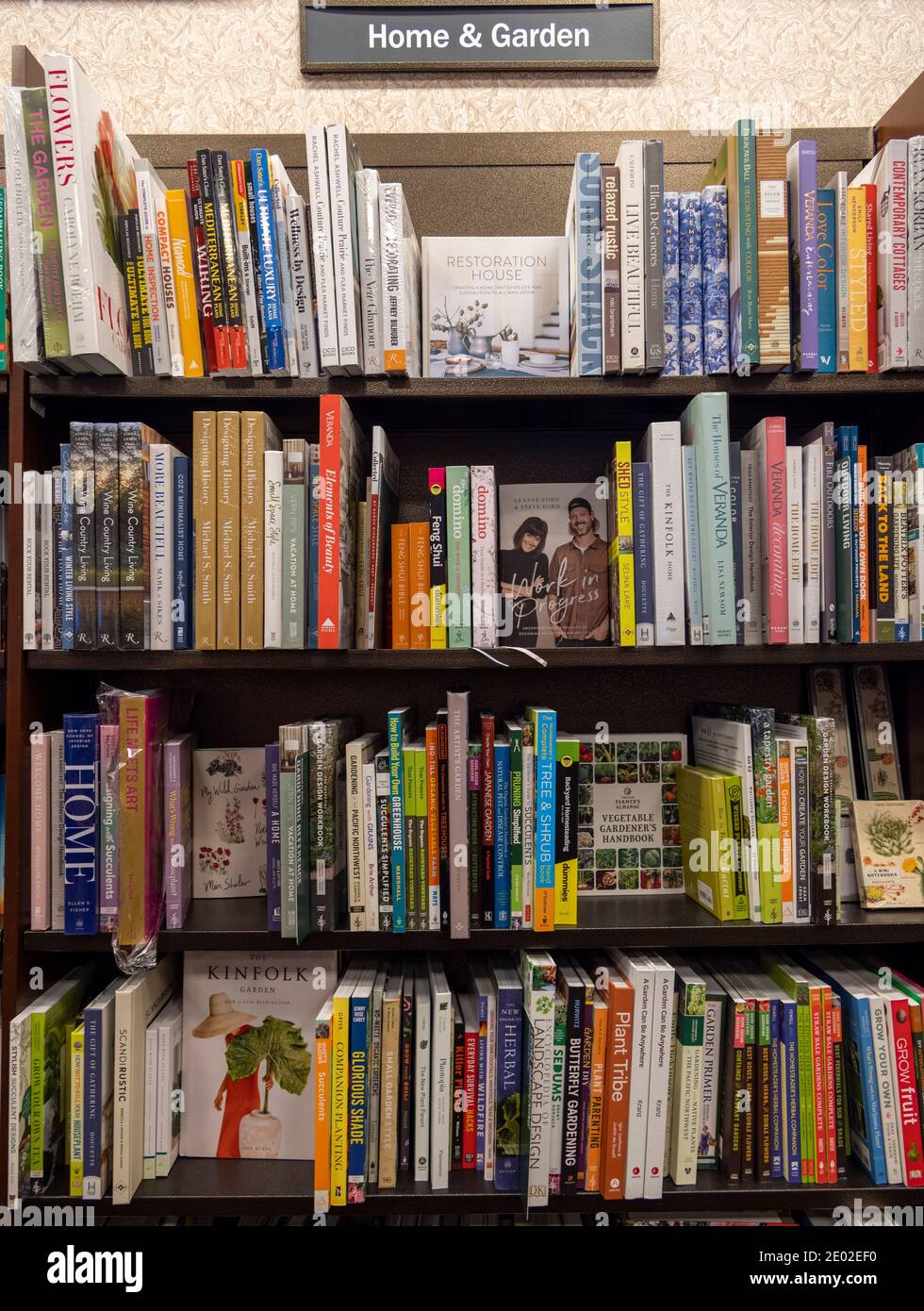 Haus- und Gartenbücher in Regalen, Barnes and Noble, USA Stockfoto