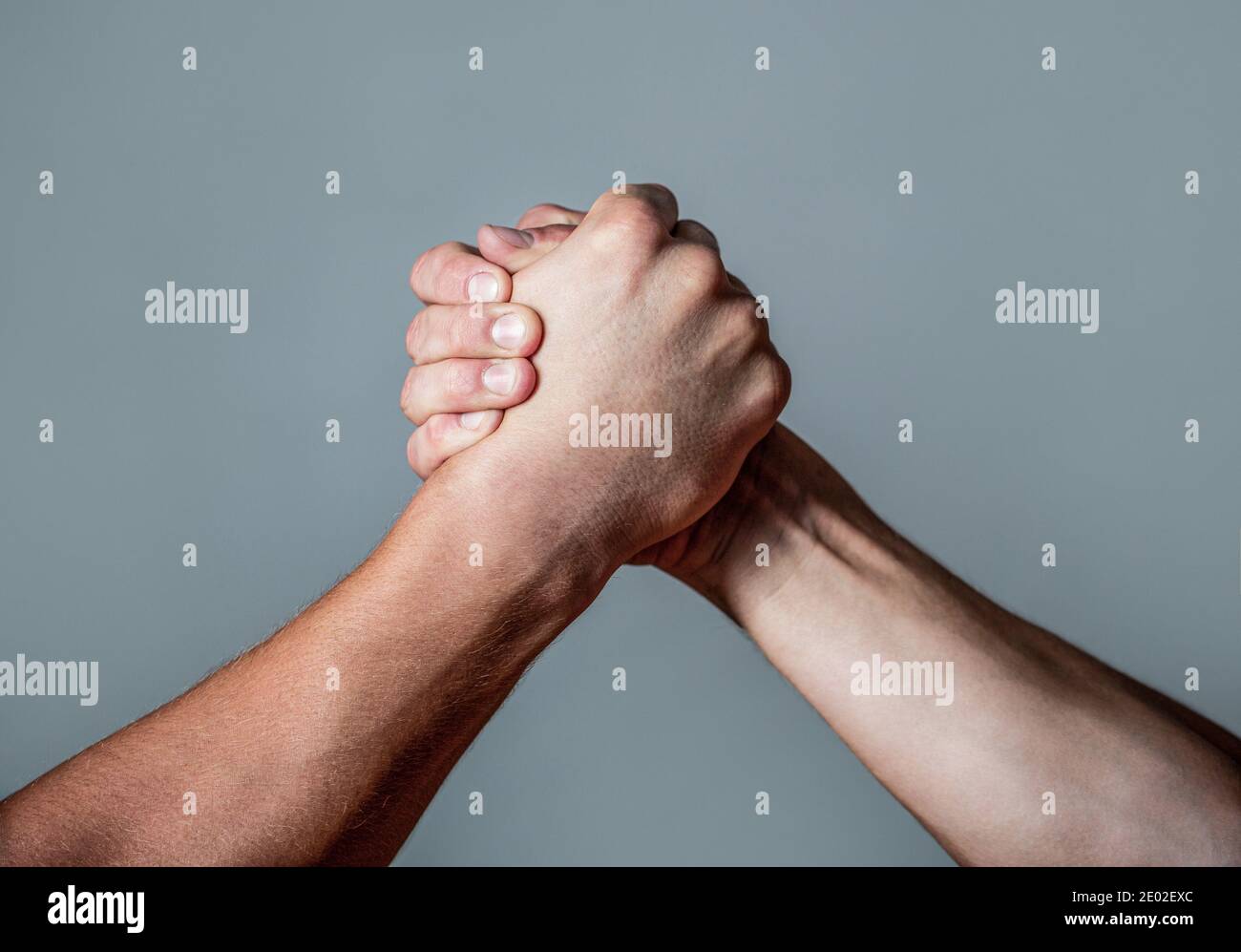 Mann Hand. Zwei Männer Armringen. Armdrücken. Nahaufnahme. Freundliche Handshake, Freundschaftsgrüße, Teamarbeit, Freundschaft. Handschlag, Arme, Freundschaft Stockfoto