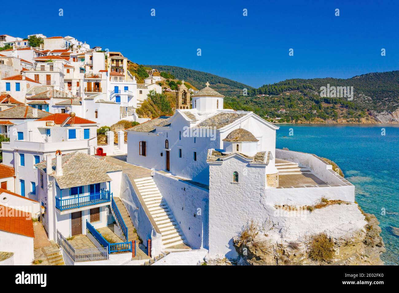 Blick auf Stadt und Hafen auf der Insel Skopelos, nördliche Sporaden, Griechenland Stockfoto