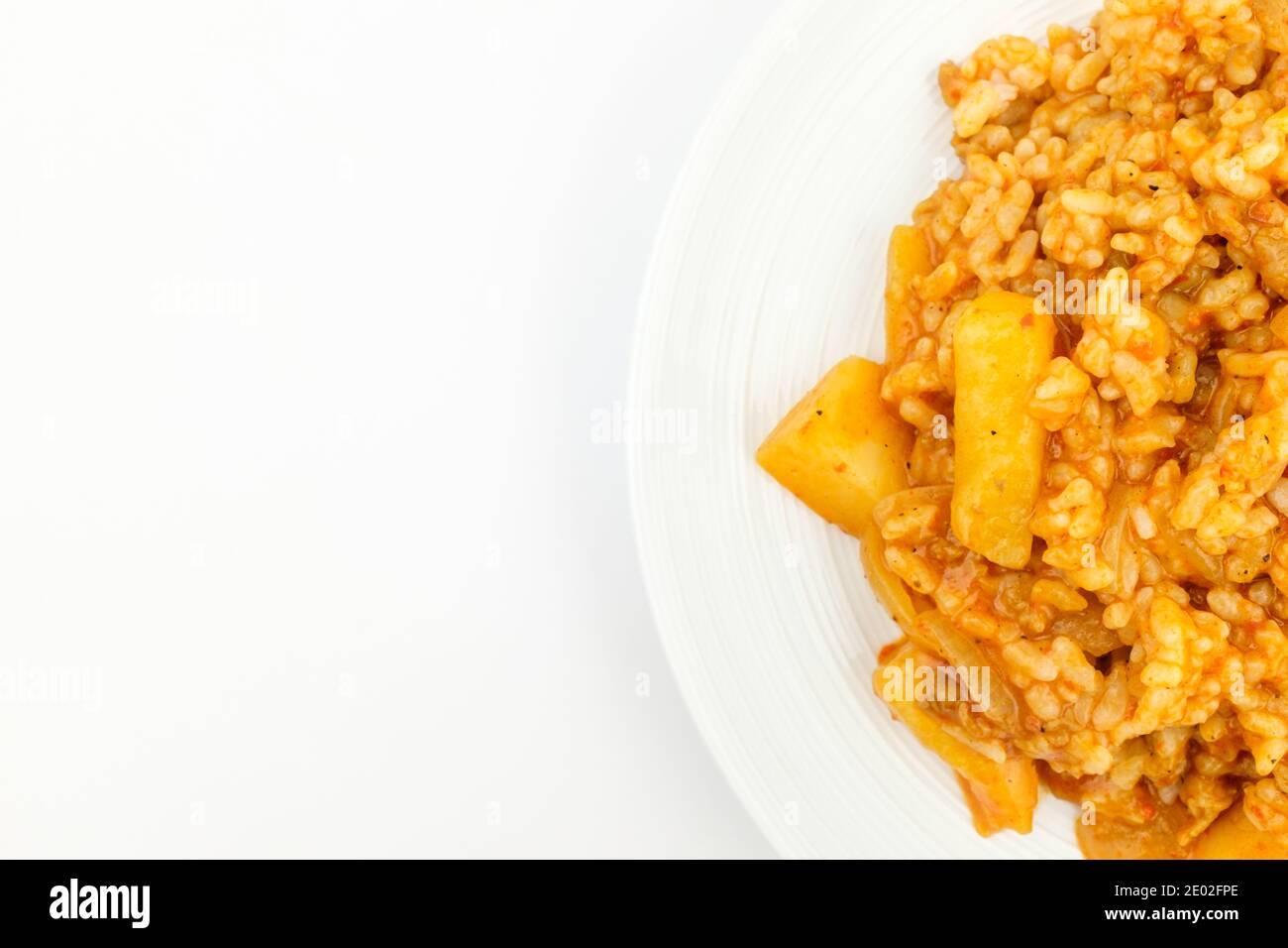 Curryreis auf weißem Hintergrund Stockfoto