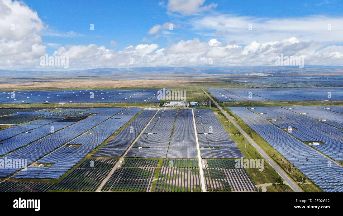 Peking, China. August 2020. Luftaufnahme vom 17. August 2020 zeigt ein Photovoltaikkraftwerk in einem grünen Industriepark in der tibetischen Autonomen Präfektur Hainan, nordwestlich der chinesischen Provinz Qinghai. UM MIT 'Yearender: 2020 im Rückblick, China verfolgt grünes Wachstum trotz COVID-19' zu GEHEN.Quelle: Zhang Long/Xinhua/Alamy Live News Stockfoto