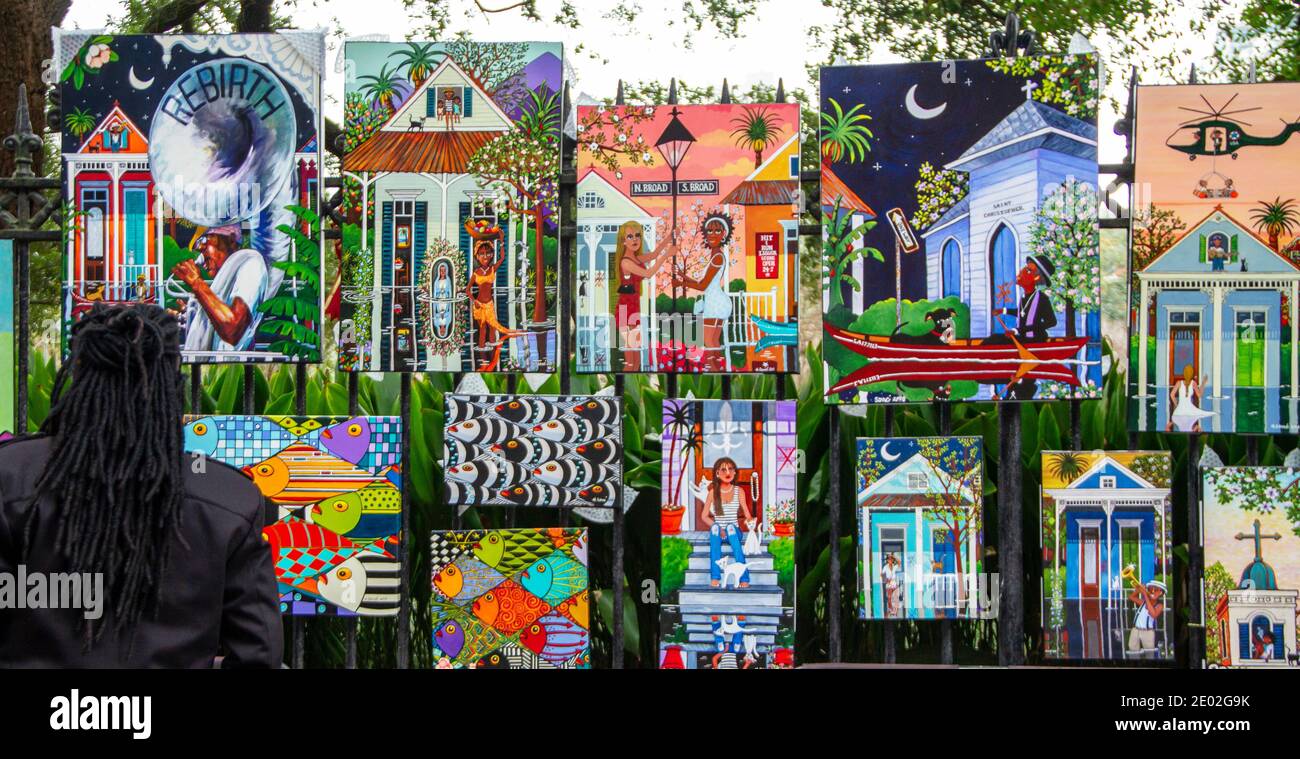 Kunstausstellung im Washington Square Park in New Orleans. Kunst, die Katrina Katastrophe darstellt. Afroamerikanischer Mann, der Kunst ansieht Stockfoto