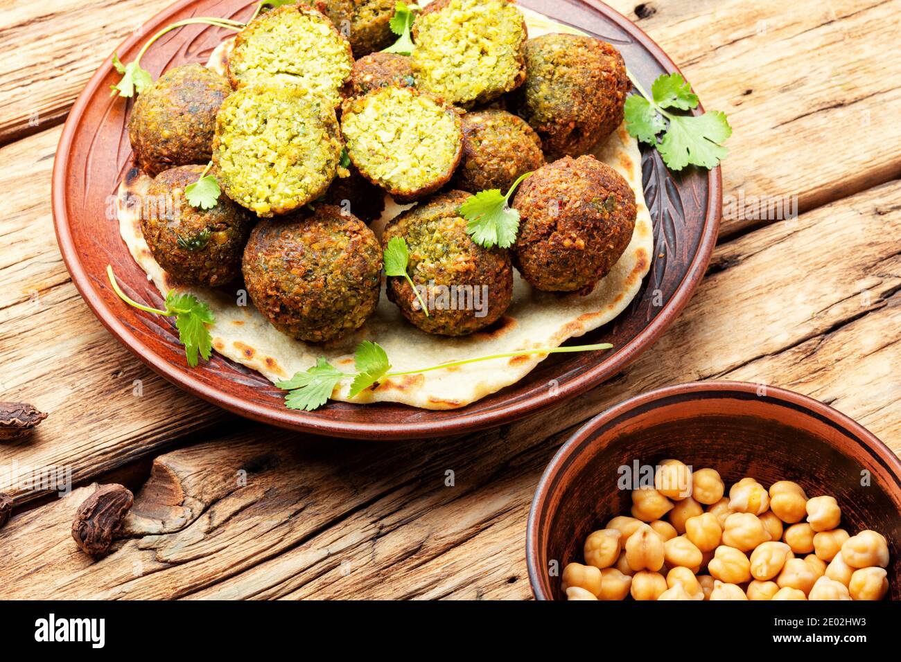 Frittierte Falafel-Kugeln aus gehackten Hülsenfrüchten oder Kichererbsen Stockfoto