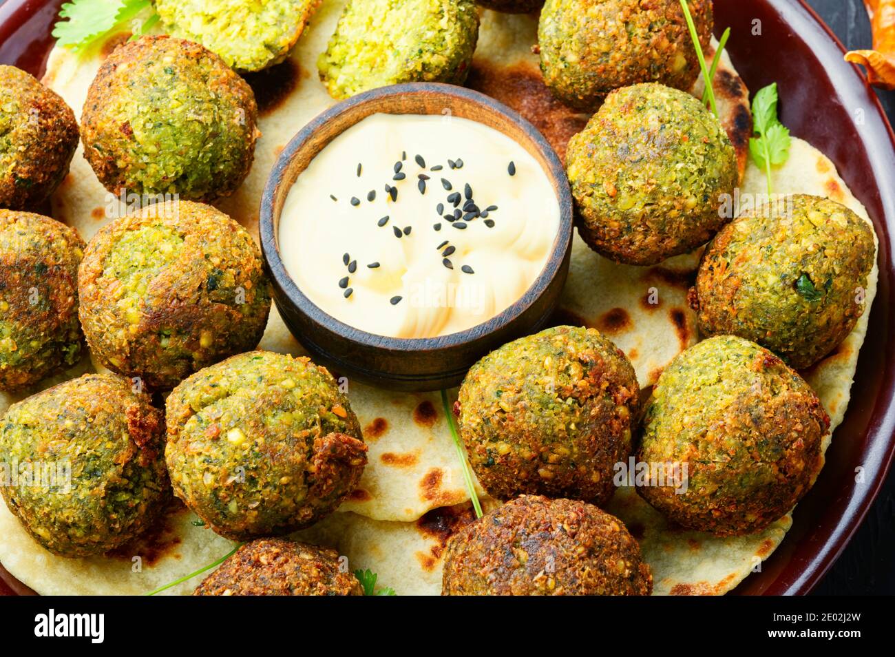 Frittierte Falafel-Kugeln aus gehackten Hülsenfrüchten oder Kichererbsen Stockfoto